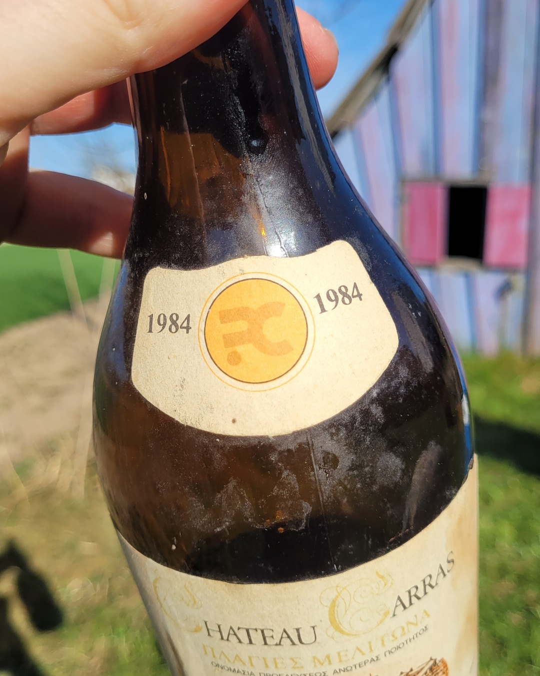 The two best wines of the whole tasting were also the oldest
Château Carras 1984 vs 1997 – Slopes of Meliton, Macedonia | 95 vs 94/100 🍷
Our article on Limnio – from Aristotle to the Greek wine revolution – has just gone live, and it's built on a tasting from April 2025. Its two stars deserve their own post. Domaine Porto Carras (@domaine_porto_carras) in Neos Marmaras was one of the most ambitious wine projects of modern Greece: from the mid-1960s, shipowner Giannis Carras planted a vineyard on Mount Meliton. Émile Peynaud shaped the style and helped choose the varieties, and from 1976 to 1999 the oenologist was a certain Vangelis Gerovassiliou (@ktima_gerovassiliou).
In 1982, Slopes of Meliton became the first Greek PDO to admit international varieties: 70% Limnio, 30% Cabernet Sauvignon and Franc. Whether the 1984 – made just two years later, still under Gerovassiliou – already followed that formula or was a more Bordeaux-leaning cuvée of Cabernet Sauvignon, Cabernet Franc and Merlot can't be cleanly established.
The 1984, at 41 years and 12.5%: faintly musty at first, but that blows off quickly. An iodine-laden nose, sloe, sea buckthorn. On the palate a saltiness carried by astonishing fruit – red berries, beetroot, something bloody – and a long finish. The tannin isn't polished, still biting, yet it makes room for the aromatics. Genuinely refreshing; don't serve it too warm.
The 1997, at 28 years and 13%: forest floor and bacon-y notes, a colour you'd never date to the 1990s, plum, blackberry, excellent freshness – and a saltiness that simply doesn't end, unlike anything I've met in a Greek wine before. The modest alcohol in both is no accident; it's part of why they feel this alive. 95/100 for the 1984, 94/100 for the 1997 – yes, the older wine is the better one.
More in our article on this tasting – link in bio.
1984 or 1997 – which cork would you pull first? 👇
#GreekWine #Limnio #SlopesOfMeliton #PortoCarras #AgedWine