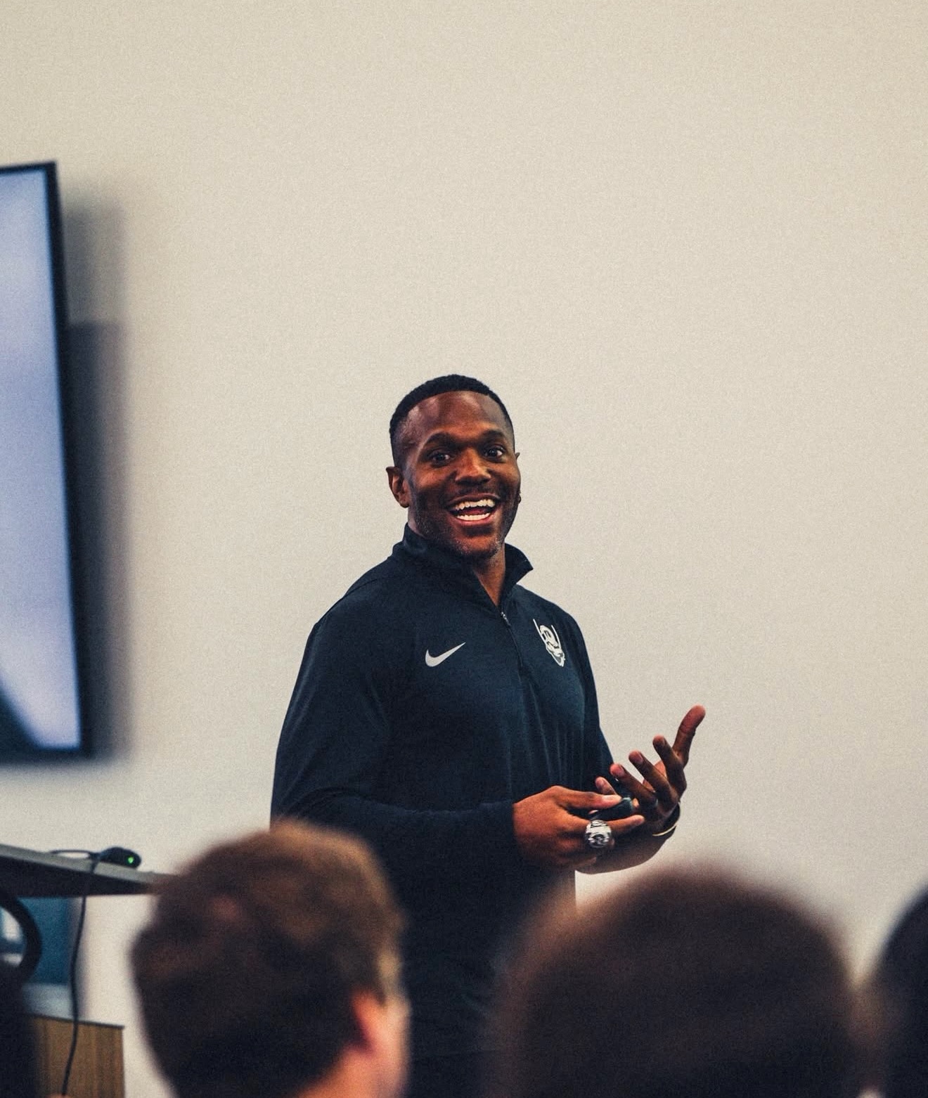 Last week, our guy @rodmcleod4 returned to his alma mater, @uvafootball, to speak with the team about what it truly means to lead with purpose, determination, and resilience.
From playing on that field to now pouring back into the next generation, moments like this are what it’s all about💯
Always proud of you, Rod 🧡🏈 #gohoos
