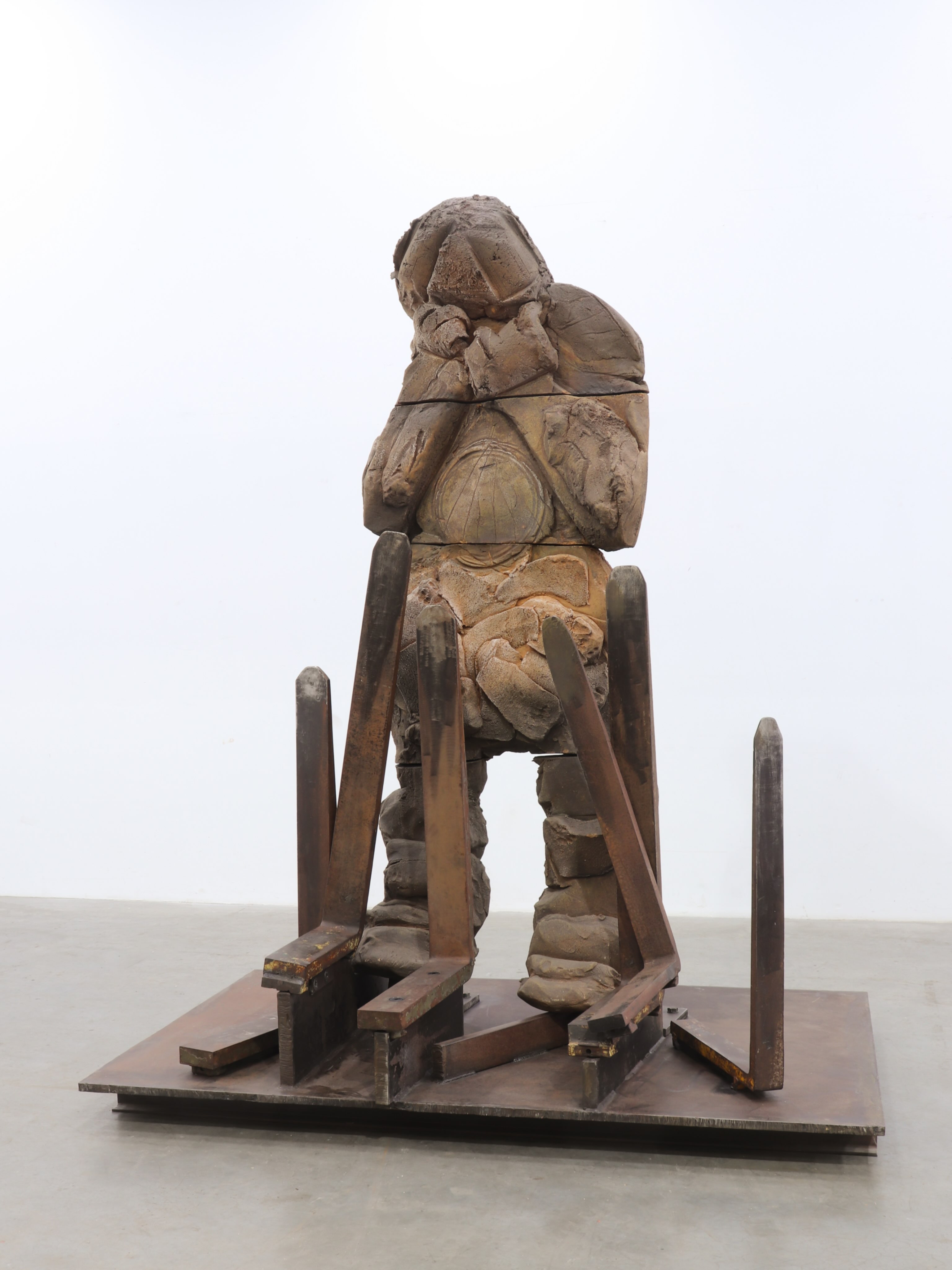 Join us on Saturday 5th September at Galerie Templon, Paris to celebrate the opening of Anthony Caro – The Kenwood Series. @galerietemplon
To inaugurate their 2026-27 season, Galerie Templon present a landmark exhibition dedicated to ‘The Kenwood Series’ (2003-2004) by Anthony Caro, one of the artist’s most significant late bodies of work and rarely exhibited in Europe.
‘The Kenwood Series’ emerged out of Caro’s collaboration with master ceramicist Hans Spinner, marking a distinctive shift in the sculptor’s oeuvre from purer forms of abstraction towards narrative figuration. This series was made at a time when Caro felt ‘the need for figures and real “stuff”’, as his visual field became increasingly engulfed at the end of the 20th century by images of war (and its after-effects) in Kosovo, Afghanistan and Iraq.
Please join us for the opening on Saturday 5th September from 12 – 8pm.
📍Templon Paris, 28 rue du Grenier Saint Lazare
🗓️ 5th September – 31st October 2026, Tuesday to Saturday 10am-7pm
Image: Anthony Caro, Witness (The Kenwood Series), 2003-4, stoneware and steel, 279.5 x 221 x 147.5 cm © Anthony Caro Centre
#anthonycaro #caro #galerietemplon #newexhibition