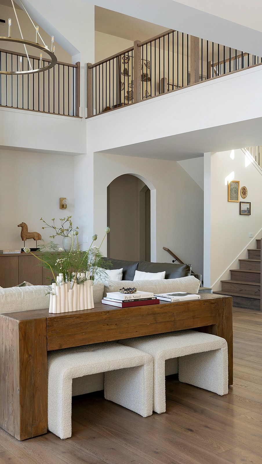 The final photo might look effortless, but thereβs plenty happening behind the scenes. A little adjusting, a lot of teamwork, and plenty of back and forth until everything looks just right π€©
Interior Design: @kellifontana_
Custom Home Build: @westbayhomes
Photography | Videography: @spacecrafting_photography