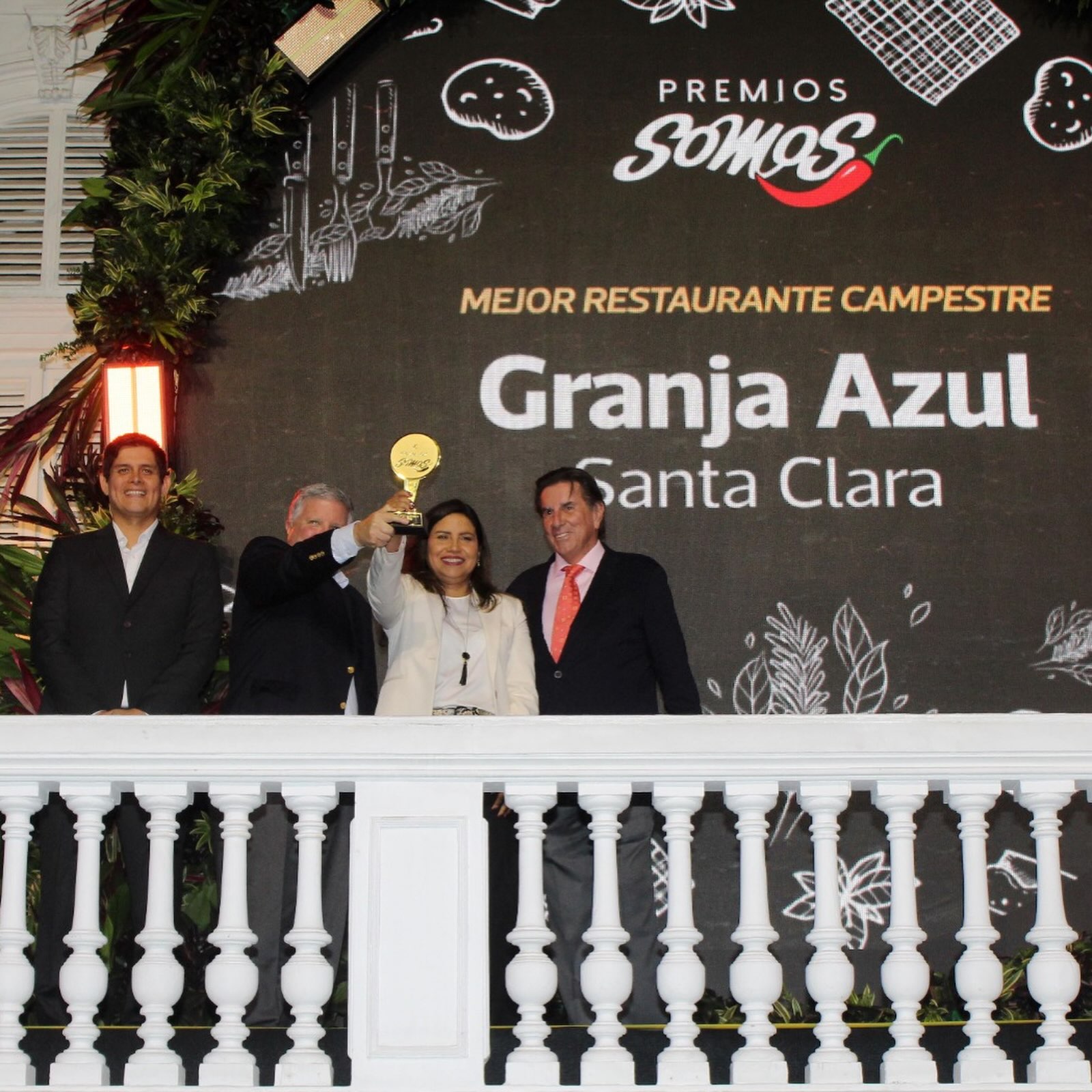 Qué emoción ser por cuarto año consecutivo el MEJOR RESTAURANTE CAMPESTRE. ¡Y lo SOMOS gracias a todos ustedes! 💙🏆
Si algo hace especial este premio es saber que viene de quienes nos eligen, vuelven y siguen compartiendo alrededor de nuestras mesas.
Gracias por hacernos su #1 una vez más y a todo nuestro equipo por hacerlo posible cada día.
#GranjaAzulElOriginal