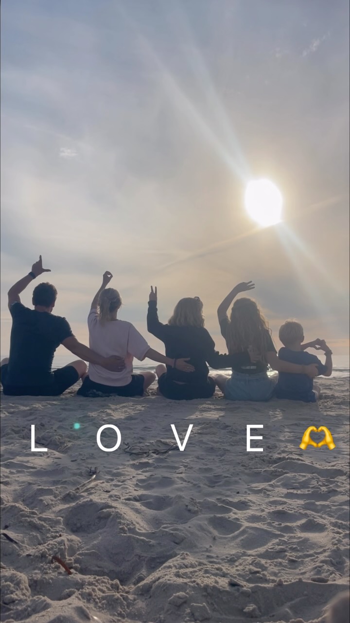 LOVE 🫶 die Sunshine Family bei der partiellen Sonnenfinsternis in Dänemark - im Gedenken an die Vergangenheit in der Zukunft und doch im Jetzt = )
#love #liebe #sonnenfinsternis #familie