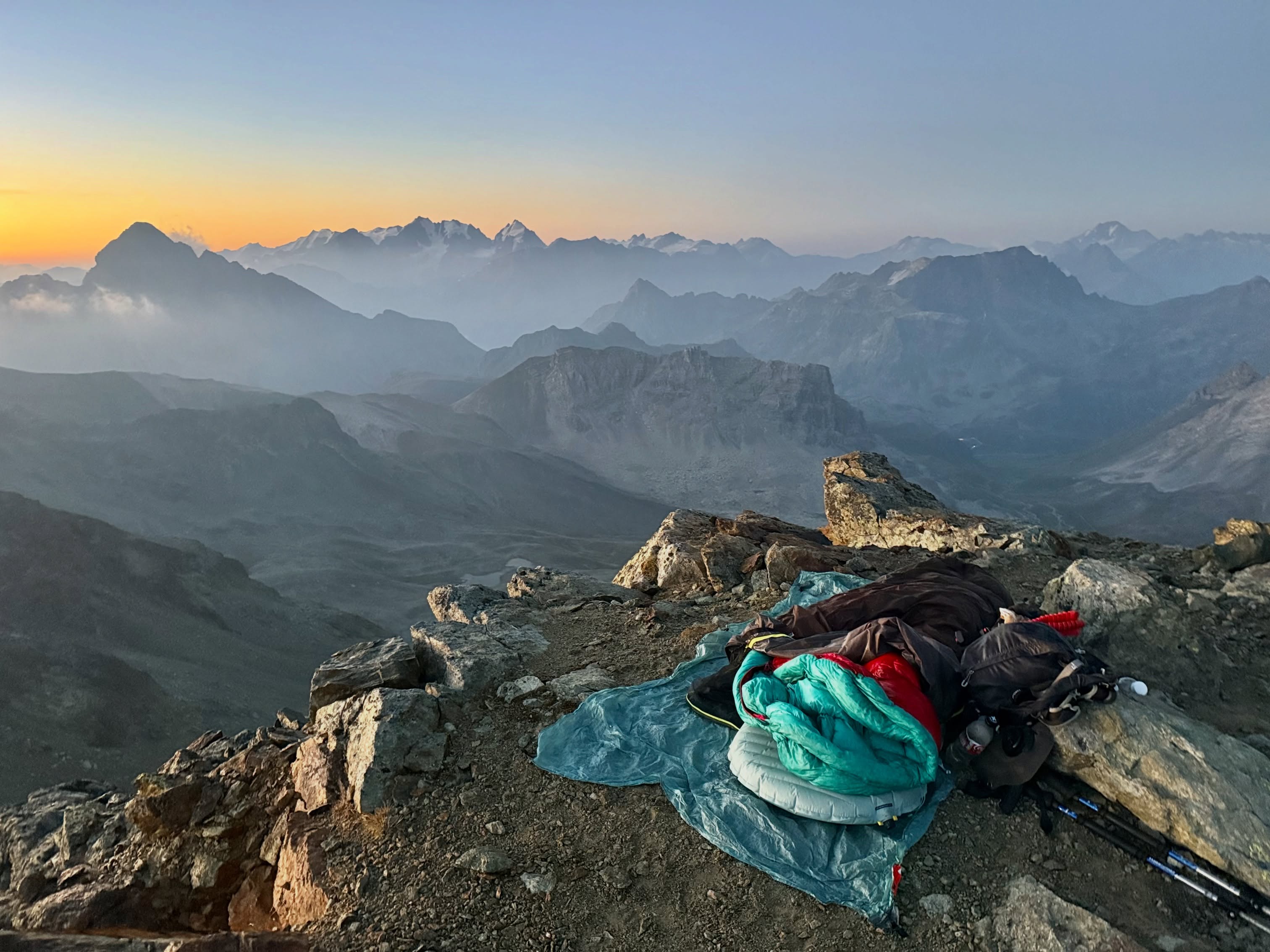 Gipfelbiwak ✨⛰️🇨🇭
In diesem Beitrag gibts keine spannendem Alpenpflanzen und keine wilden Rezepte, sondern einfach nur unendliche alpine Geröllwüsten, Dämmerungsfarben, Sternenhimmel, usw 😀⛰️✨🌅
Trotz der Hitzewelle und Dürre waren wir die vergangenen Wochen praktisch nie in der Mitte eines stabilen Hochdruckgebietes, sondern eher bei flacher Druckverteilung und oft unter Einfluss feuchtlabiler Luft aus Südwesten. Dies sorgte gerade in den Alpen häufig für Gewitter und bei solcher Gewittergefahr ist ein Gipfelbiwak die ziemlich dümmste Idee.
Vergangenen Samstag war aber nun endlich mal stabiles Wetter angesagt. Allerdings waren die Bedingungen vor Ort dann auch nicht perfekt, aber fürs Vorhaben unter vorsichtigem Beobachten des Wettergeschehen vertretbar. Ein Gewitter aus dem nicht so fernen Vinschgau im Südtirol mit seinem Wetterleuchten sorgte dann in den frühen Nachtstunden für etwas Unterhaltung ⚡️
#biwak #gipfelbiwak #alps