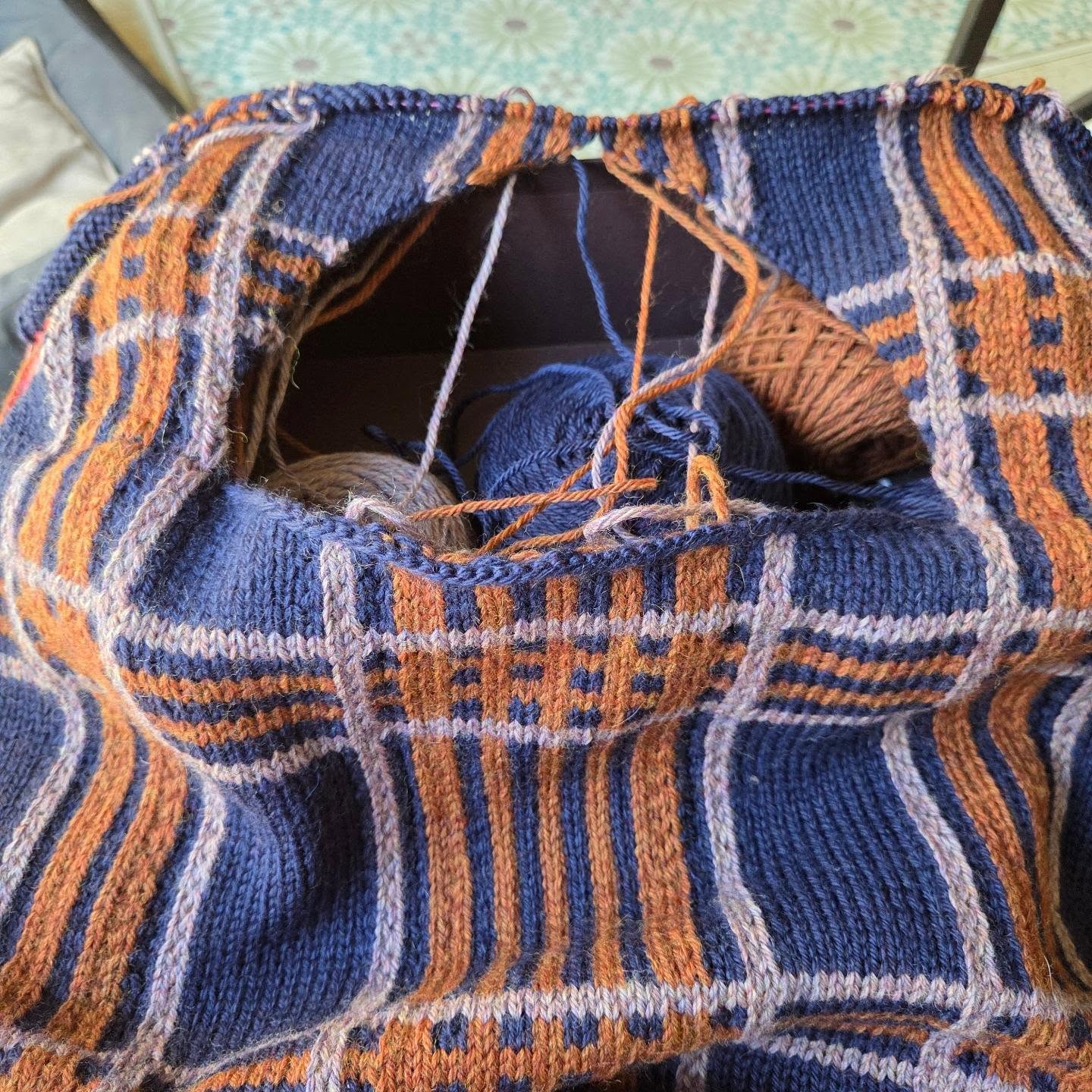 Yes!!! Took 3 times to get the front neck right, but now it's perfect 🤩😍
From now on, front is identical to the back - so this will be smooth knitting to the end of this part
#makingprgress #colorknitting #movingstillsweater #knitofthedragon #intarsiaknitting