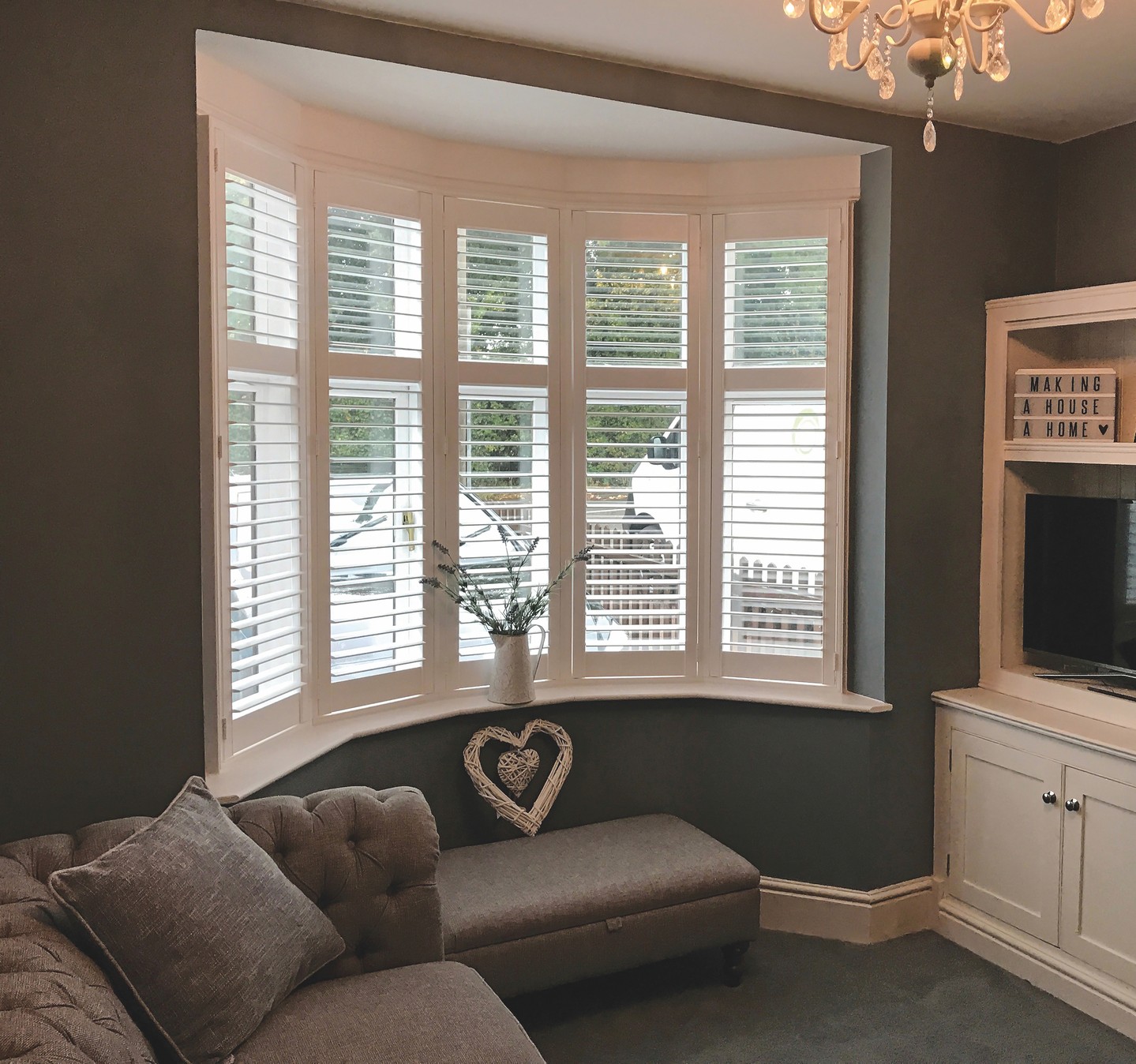 Roman, roller, venetian, Duette or shutters — which blinds suit your Cornwall home? Our new blog and handy guide breaks down the pros and cons of each so you can choose with confidence. Visit our website via the link in our bio and navigate to our blog page to read the new post.
#RomanBlinds #RollerBlind #VenetianBlinds #Shutters #BlindsGuide #CornwallHomes #InteriorDesign