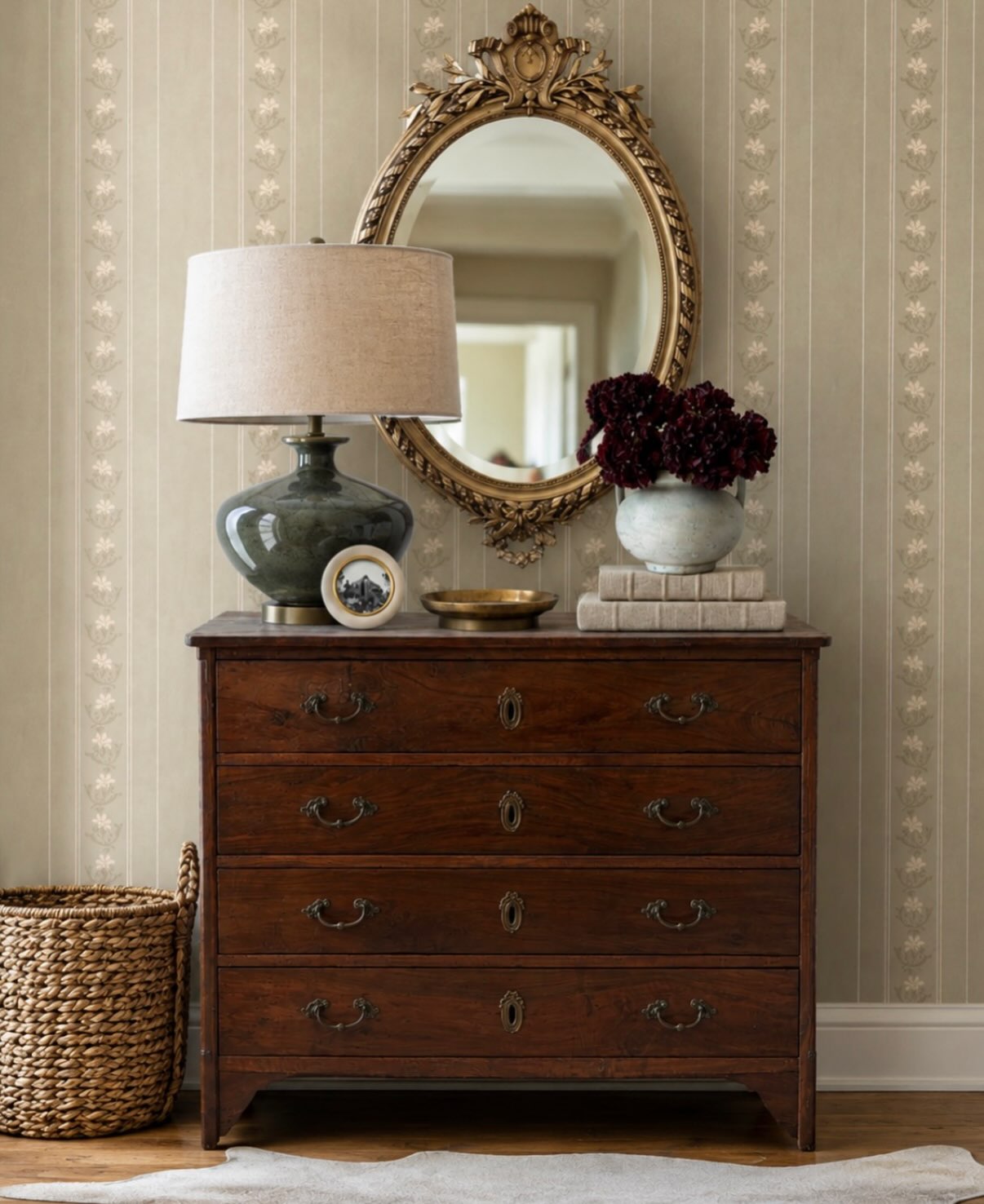 I’ll never say no to an antique chest in an entryway 🤍
Design: @sarahhershmaninteriors