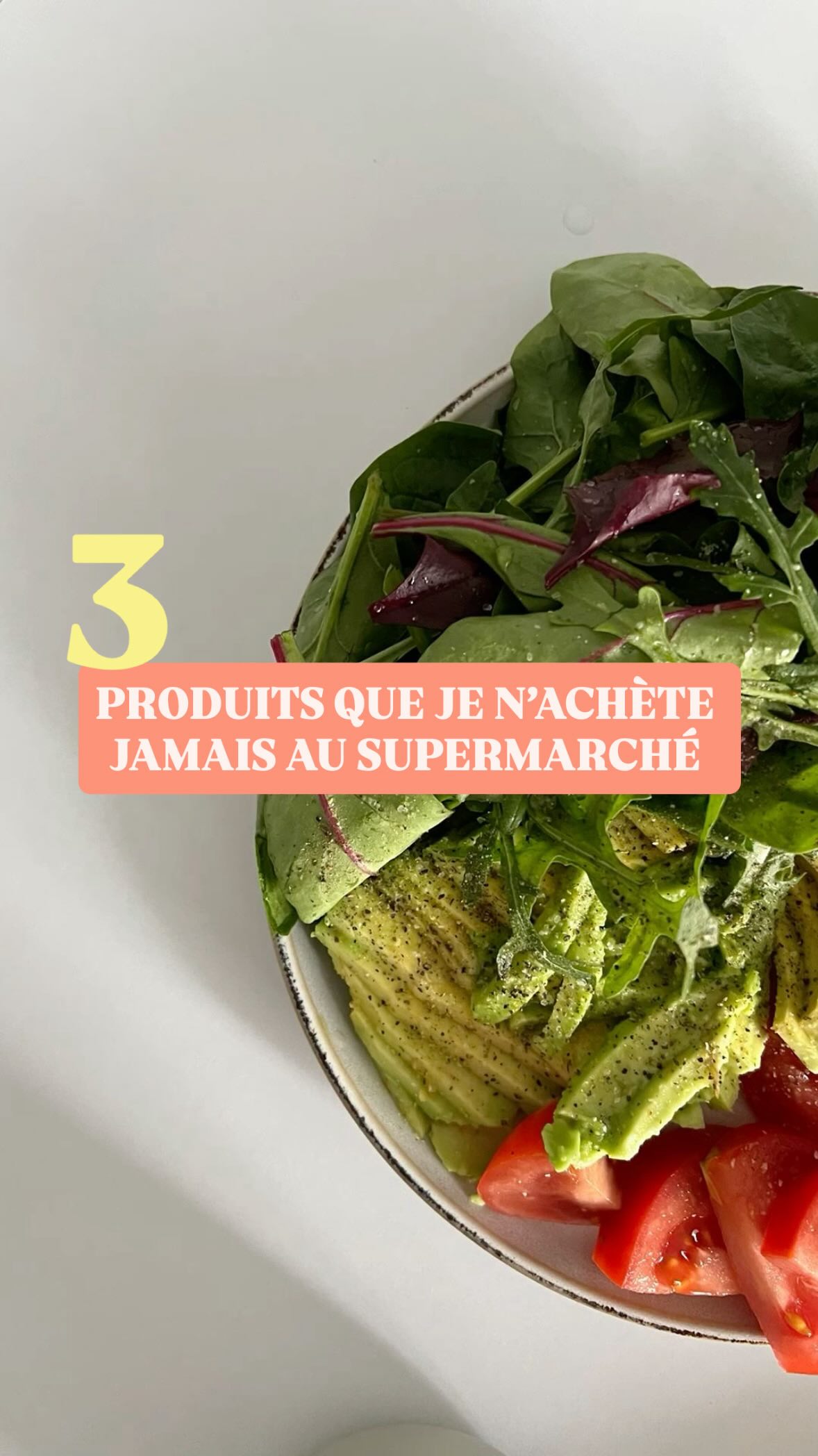 ⚠️ **3 produits que je n’achète jamais au supermarché… et les alternatives plus saines à choisir à la place.**
🥤 **1. Le Coca Zéro**
« Sans sucre » ne veut pas forcément dire bon pour la santé. Les boissons contenant des édulcorants artificiels peuvent perturber le **microbiote intestinal**, et leur consommation régulière est associée à un risque accru de **diabète de type 2**.
🌿 **L’alternative :** du kéfir ou du kombucha, des boissons fermentées qui apportent des micro-organismes vivants et sont généralement bien moins sucrées.
🥣 **2. Le granola industriel**
Il bénéficie d’une image « healthy », mais regardez bien l’étiquette : beaucoup contiennent du **sucre ajouté** et de l’**huile de tournesol**, riche en oméga-6.
🌰 **L’alternative :** préparez votre propre mélange de noix et graines : amandes, noix, noisettes, noix de pécan, graines de courge… Vous obtenez naturellement des **fibres, de bons lipides et des micronutriments**, sans avoir besoin d’ajouter de sucre.
🥓 **3. La charcuterie industrielle**
Nitrites, dextrose, sirop de glucose… la liste d’ingrédients peut vite s’allonger.
🔎 **L’alternative :** apprenez à lire les étiquettes et privilégiez les compositions les plus simples possible. Pour un jambon, par exemple : **porc + sel**, et rien d’autre, c’est déjà beaucoup mieux.
👉 Le réflexe à retenir au supermarché : **ne vous fiez pas uniquement aux mentions marketing sur l’emballage. Retournez le produit et lisez la liste des ingrédients.**
🥑 Alimentation saine, microbiote intestinal, produits ultra-transformés, santé métabolique : mieux choisir commence souvent par revenir à des aliments simples et peu transformés.
Prenez soin de vous. 🤍
#alimentationsaine #Microbiote #Santé #Nutrition #supermarché