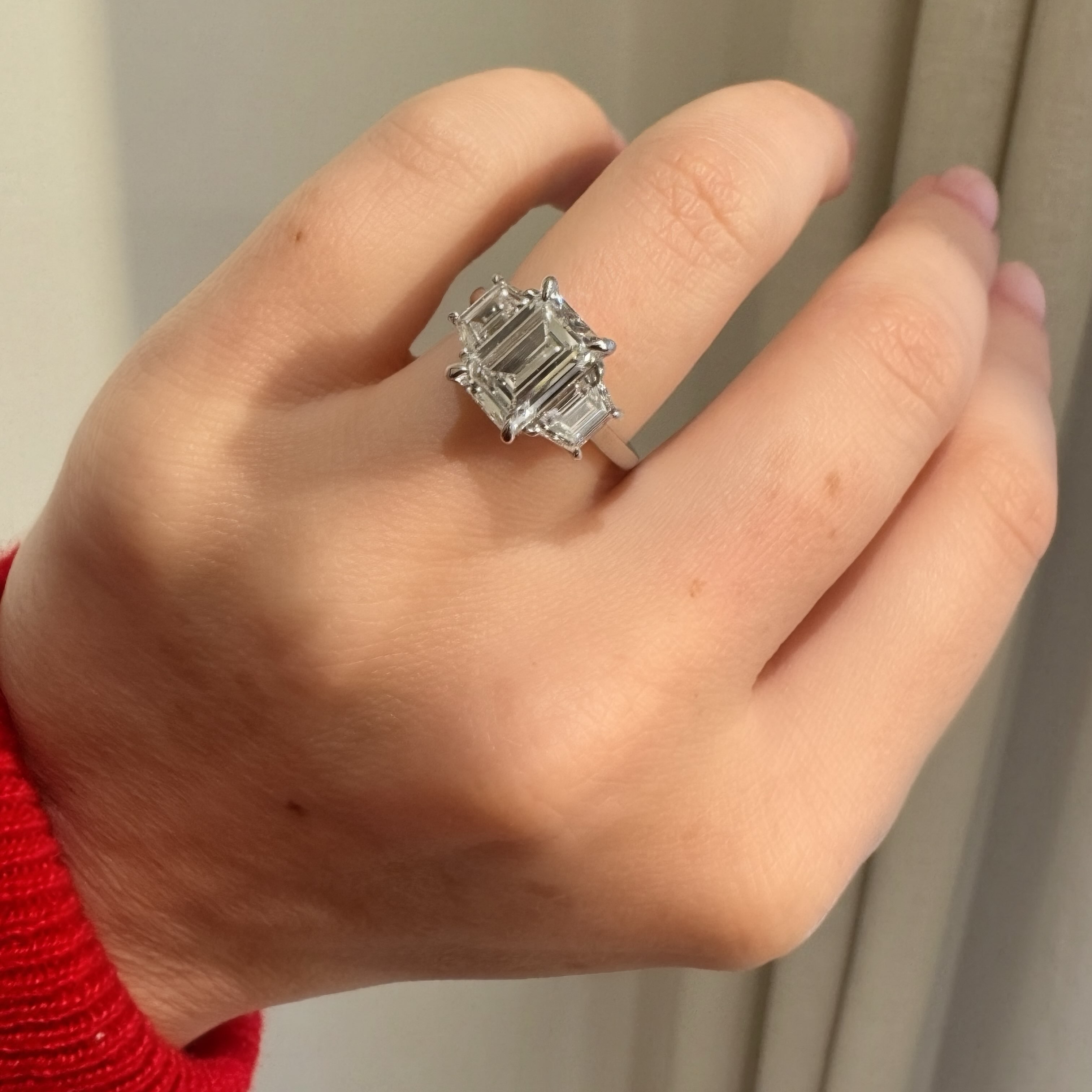 A classic beauty for R & B! We sourced this gorgeous emerald cut centre and matching traps for the sides. Such an honour! Congrats to the lovely couple 🥰