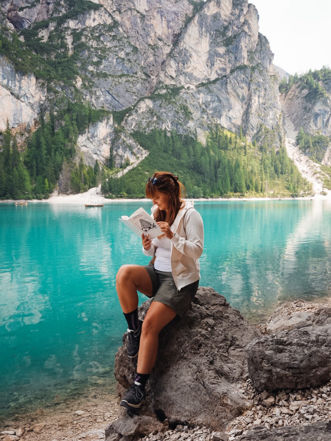 Cosa faccio in ferie?
Leggo e stresso mio marito. Più o meno quello che faccio anche quando non sono in vacanza.
Comunque. Convitati di pietra. Che dire.
Partito scoppiettante si è quasi del tutto spento nel mezzo, per concludersi con una dolce carezza.
L’idea aveva un grandissimo potenziale, che in parte è stato sviluppato, ma che comunque (a mio parere) in buona parte è andato sprecato.
Nella parte centrale della storia Mari si perde troppo in discorsi che si, torneranno utili nel finale, ma che purtroppo ti fanno perdere il filo del racconto e smorzano un po’ l’interesse per la storia principale.
Leggendolo si percepisce che lui si è divertito un mondo a scriverlo, purtroppo però (se non in piccole parti) non riesce a far divertire appieno anche noi lettori.
In sintesi: lettura carina, ma da un premio strega mi aspetto qualcosa di più.
#bookreview #bookstagramitalia #premiostrega2026