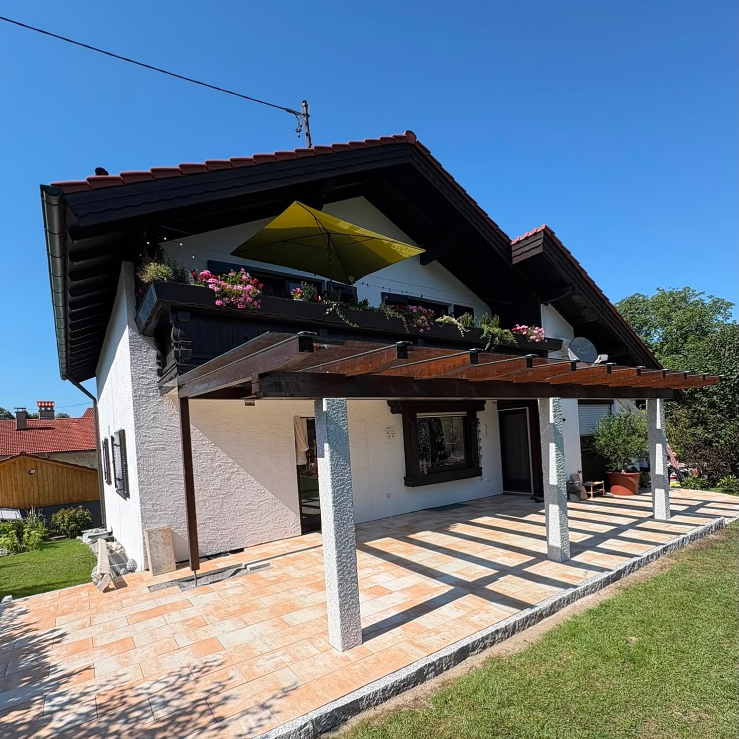 Draußen is am scheensten🌞
Im Sommer spielt sich das Leben einfach draußen ab – und mit einem schönen, überdachten Freisitz macht’s gleich noch mehr Spaß.🏡
Die Überdachung haben wir aus Holz gefertigt, passend zum Haus. Den Anstrich haben die Bauherren selbst übernommen. 🎨
Zum Schluss haben wir mit unserem Lkw-Kran noch das Glasdach draufgehoben. 🏗️💪
A Platzal zum Aushoidn und Genießen!
#terassenüberdachung #freisitz #holzbau #zimmereiniederthanner #zimmererarbeiten