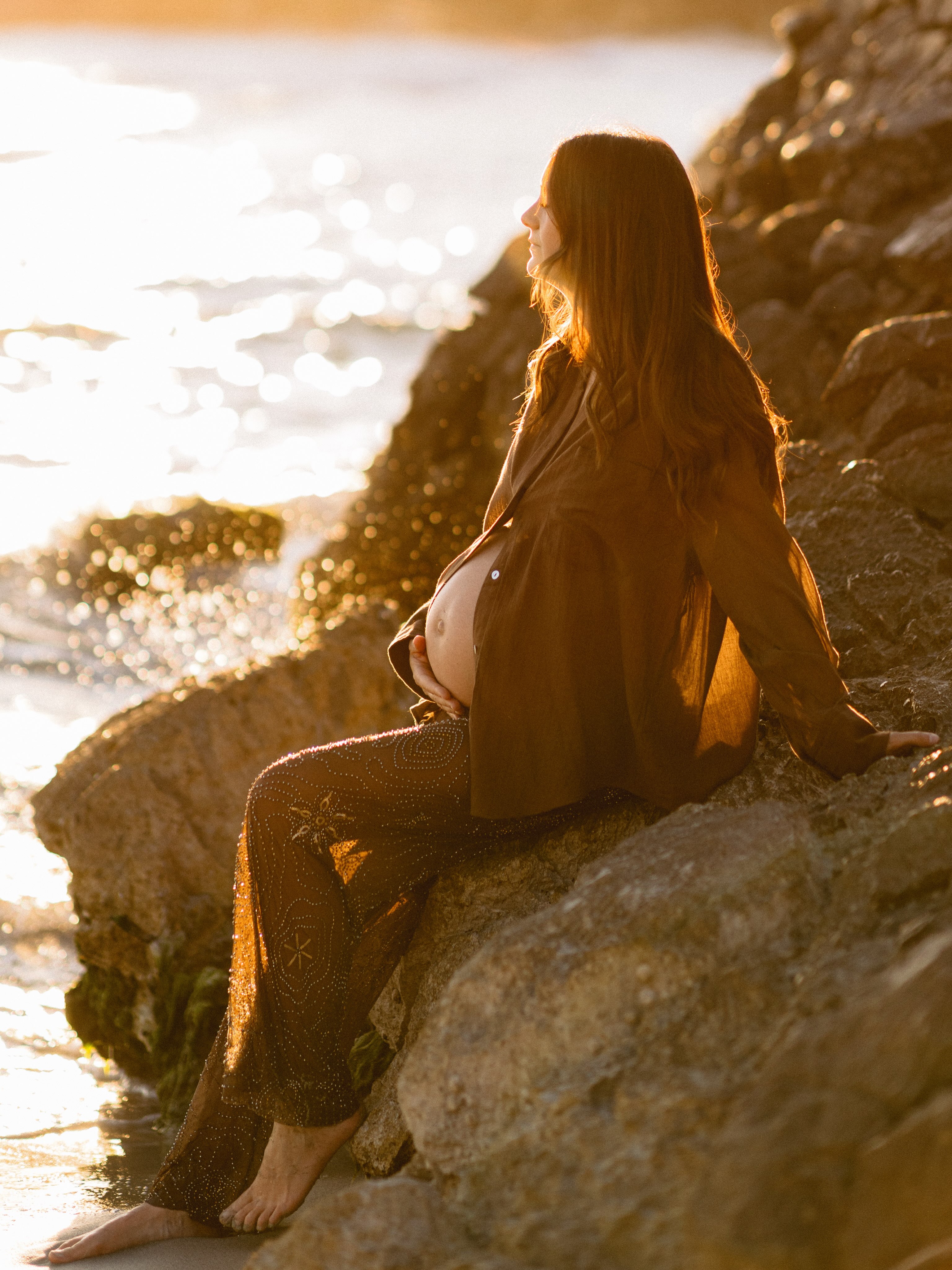La mer 🌊 pour vos ventres ronds, en hors saison, les plages vides, le grand terrain de jeu pour vos petits, c’est toujours une bonne idée 💛
#photogrossesse #photographeluberon #aixenprovencephotographer #eyemamaproject #mumtobe