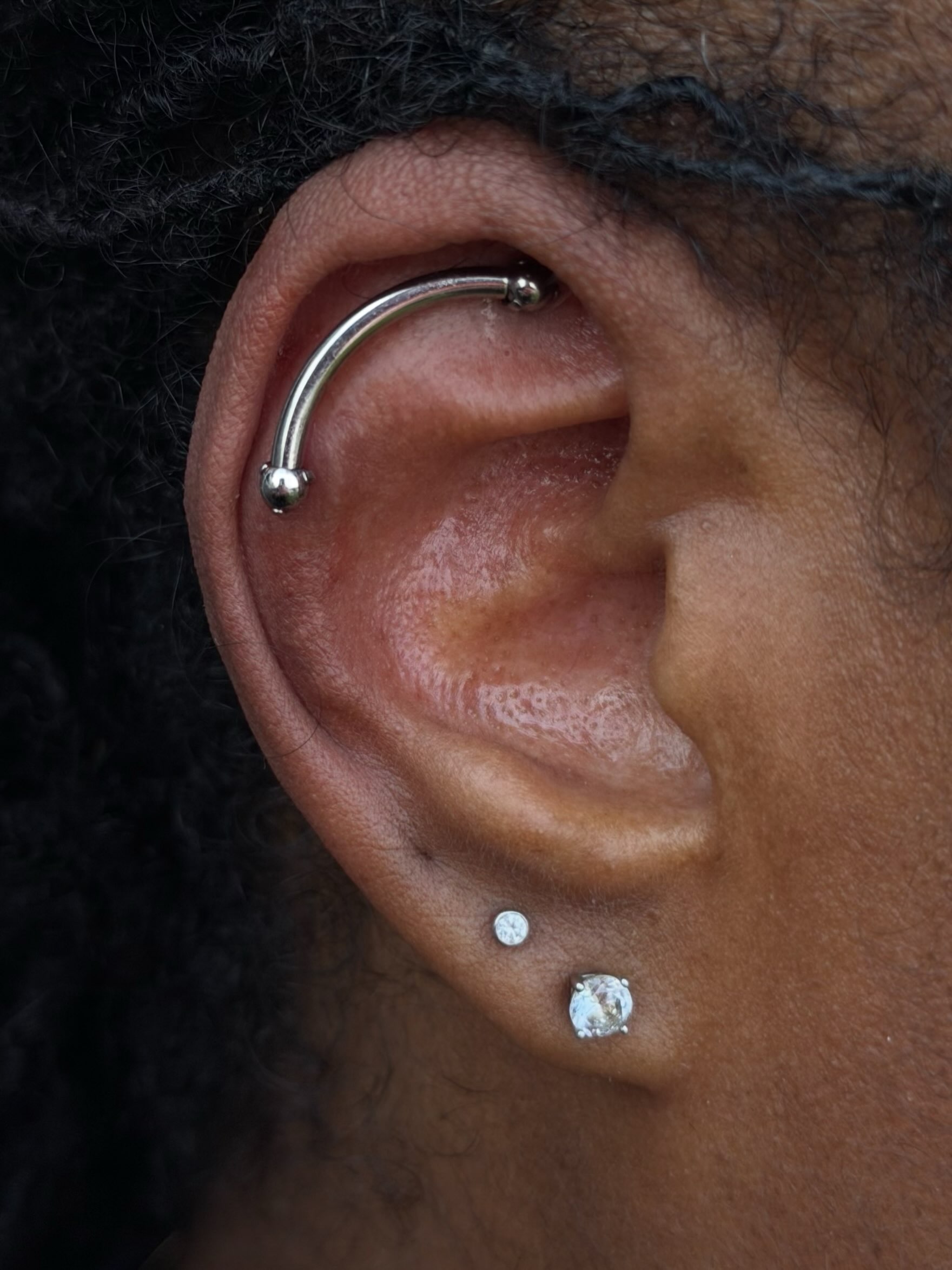 Custom Industrial Piercing by @piercingbyroy using spare parts ✨
@industrialstrengthbodyjewelry ✨
#StayTrueBodyPiercing #SafePiercing #APPMember