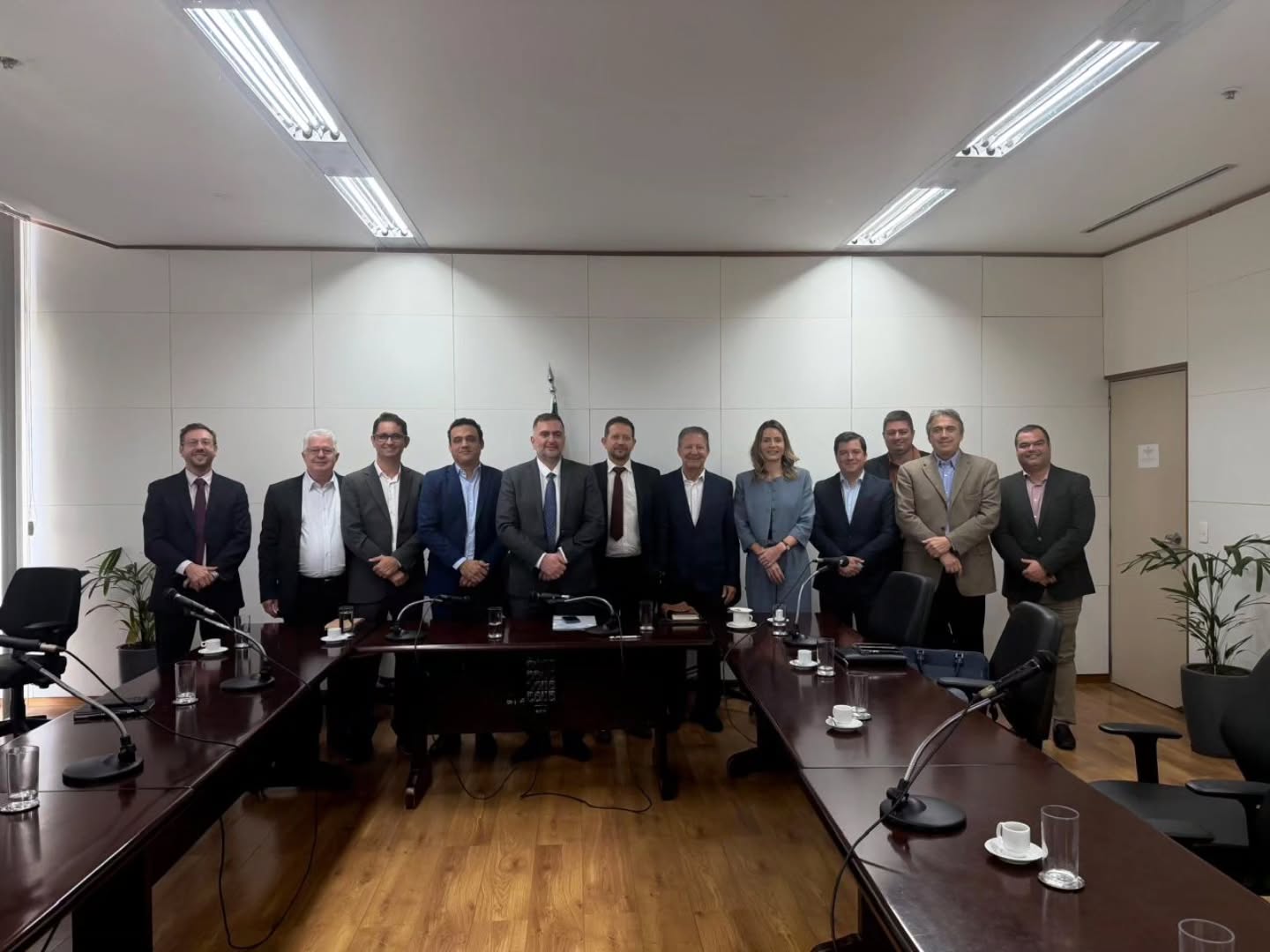 Goiás na vanguarda da inovação farmacêutica nacional! 🚀💊
O SINDIFARGO esteve em Brasília na última segunda-feira (10/08), no Ministério do Desenvolvimento, Indústria, Comércio e Serviços (MDIC), para uma reunião estratégica de extrema relevância para o futuro do nosso polo industrial.
A comitiva do sindicato foi liderada pelo nosso Presidente Executivo, Marçal Henrique, acompanhado por representantes de grandes indústrias associadas: Laboratório Teuto, Vitamedic, Equiplex, EMS e Greenpharma.
Em uma pauta focada em INOVAÇÃO ao lado do Secretário Pedro Ivo, da Secretaria de Competitividade e Política Regulatória (SCPR), e de uma comitiva de peso da Universidade Federal de Goiás (UFG), representada pelo Prof. Tasso de Sousa Leite (Assessor Especial de Relacionamento Interinstitucional), Prof. Ricardo Neves Marreto (Pró-Reitor Adjunto de Pós-Graduação) e pelo Dr. Luizmar Adriano Junior (Diretor do Parque Tecnológico Samambaia), os principais pontos debatidos foram:
🎓 P&D de Alto Nível em Anápolis: A UFG está implantando no Campus de Anápolis novos cursos de ponta para capacitar farmacêuticos e cientistas, voltados diretamente para as necessidades tecnológicas e de inovação das nossas indústrias locais.
💰 UFG é EMBRAPII: Agora credenciada como unidade EMBRAPII, a UFG dispõe de recursos financeiros e estrutura facilitada para alavancar e subsidiar projetos de Pesquisa & Desenvolvimento em parceria com as indústrias de Goiás.
A união forte entre Governo Federal (MDIC), Academia (UFG) e o Setor Produtivo (SINDIFARGO e indústrias) é o motor que vai impulsionar a competitividade e o protagonismo do polo farmacêutico goiano no cenário global.
Seguimos trabalhando juntos por um setor cada vez mais inovador, forte e tecnológico! 🤝🏼🔬
#SINDIFARGO #InovacaoFarmaceutica #MDIC #UFG #Anapolis