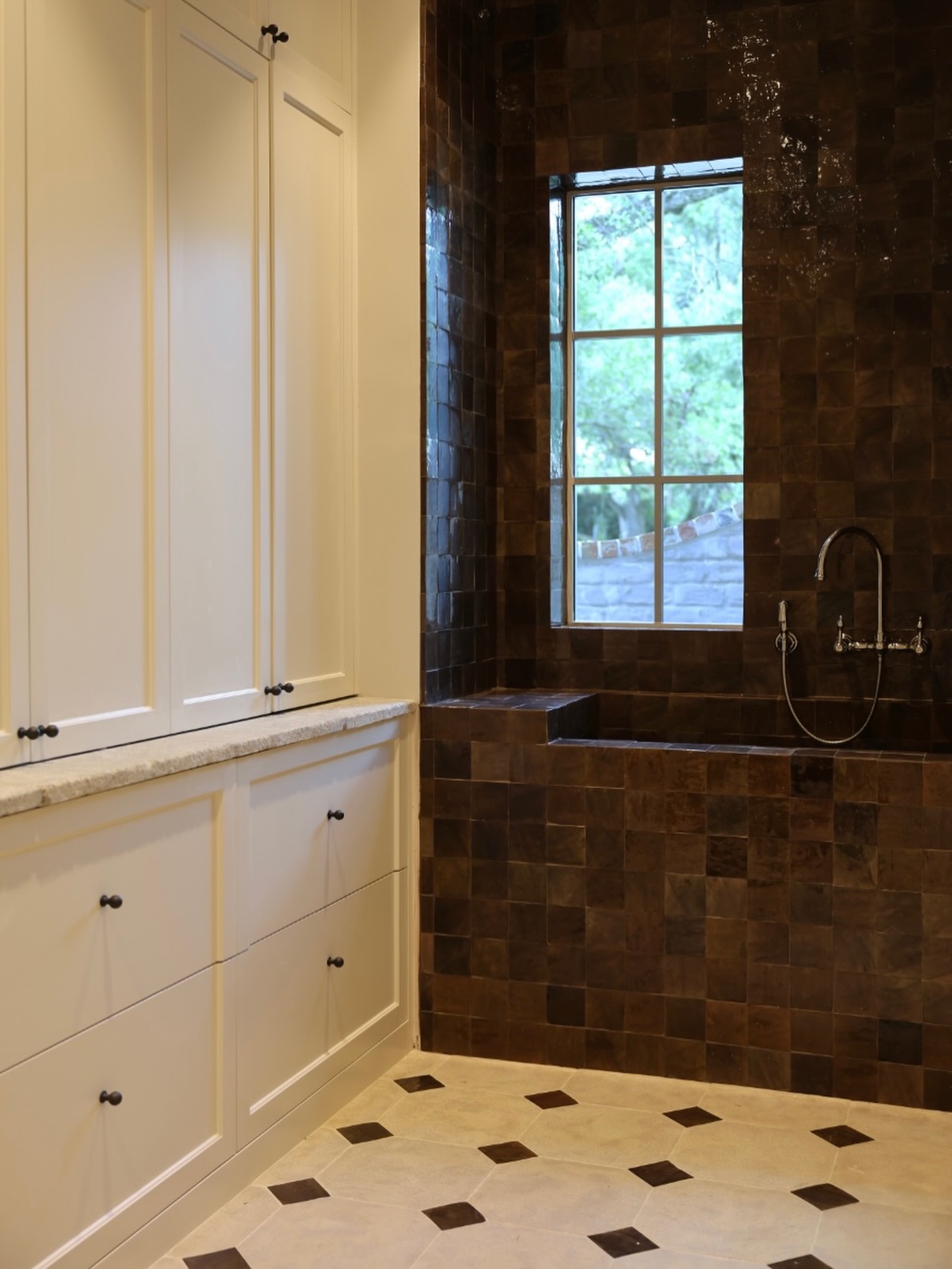 A seriously stylish mudroom + dog wash 🐾✨ Featuring our Zara Grey countertop, Avalon Beige Cabochon floors with our Saddle Zellige Dot, and a matching backsplash. A hardworking space designed for muddy shoes, messy paws, and everything in between. 🤎
Builder: @sterlingbuilders
Designer: @mwallaceinteriordesign
Mudroom | Dog Wash | Stone | Tile | Houston | Dallas | Austin