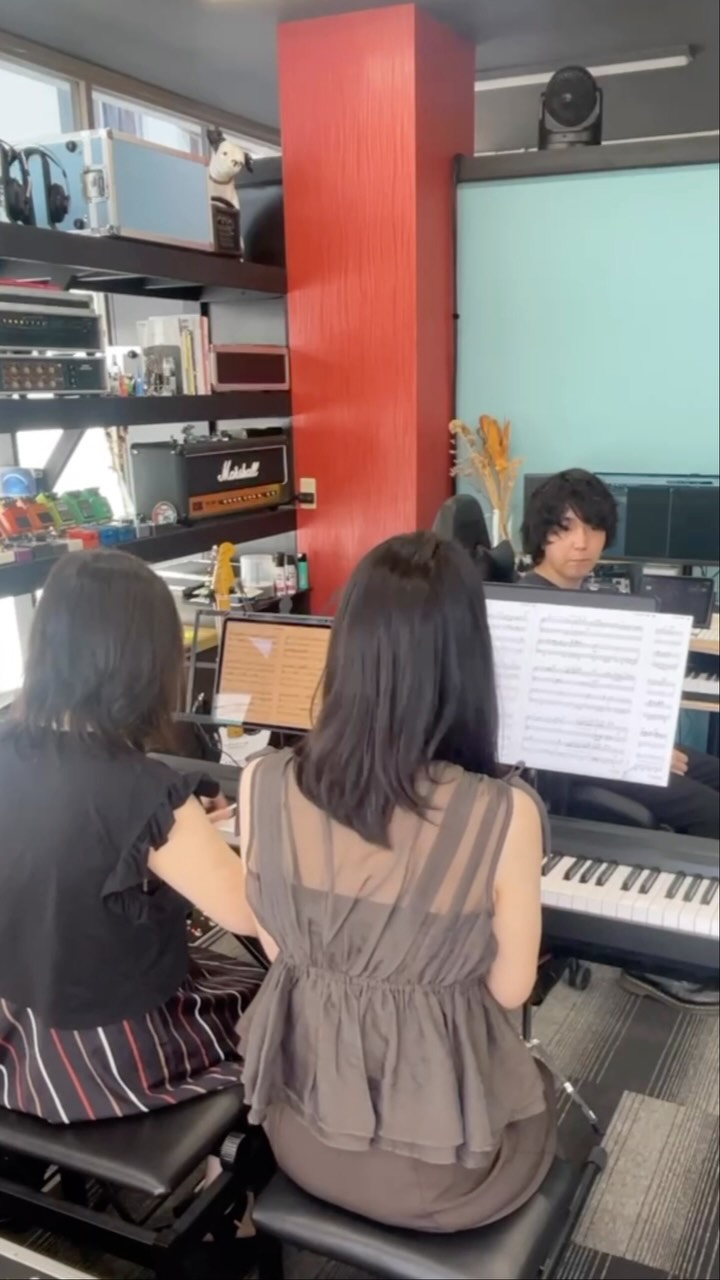 今秋の学校アウトリーチ公演に向けて
今回はピアノとギターとDTM(コンピュータ制作音楽)のコラボ企画♪
どんなことができるのか?今日は試し弾きや即興をやりながら打ち合わせました
校歌をアレンジするDTMワークショップや生徒さんとの即興演奏などもプログラムに入れましたよ
思い切り楽しいひとときを過ごせますよう!
アーティストのみなさま、よろしくお願いいたします🤍
.
.
#文化キャラバン事業
#アウトリーチ活動
#OMAP