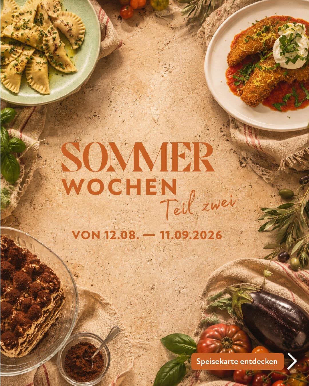Der Sommer geht in die zweite Runde – und wir sind zurück aus unserer kleinen Pause.
Mitgebracht haben wir eine neue Karte für die kommenden Wochen: vertraute Wirtshausklassiker treffen auf Gerichte, die ein bisschen weiter in den Süden schauen. Von Pasta con le Sarde und Melanzani Milanese bis zu hausgemachten Schlutzkrapfen und wachauer Marillenknödeln.
Unsere Sommerwochen ⛱️ – Teil zwei begleiten uns noch bis 11. September. Ein guter Grund, den letzten großen Sommermonat gemeinsam auszukosten.
Wir freuen uns auf euch!