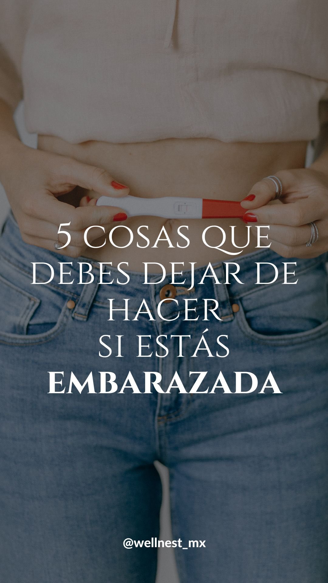 1️⃣ No permitas que el miedo al “y si…” te robe el disfrute del momento.
Informarte está bien. Vivir en miedo constante, no.
El miedo no protege a tu bebé,
solo te quita momentos que no van a volver.
2️⃣ No permitas que las historias de parto de los demás se conviertan en tu miedo.
La gente adora contarle lo peor
de su experiencia a una embarazada.
Tienes todo el derecho de decir
“ahorita no quiero escuchar eso.”
Protege tu paz mental.
3️⃣ No veas tu fecha probable de parto como una fecha límite.
Es una estimación, no una fecha de vencimiento.
El parto tiene su tiempo y todo llega en su momento.
4️⃣ Para de hacerte pequeña para que los demás estén cómodos.
No tienes que justificar tus decisiones de parto,
tus límites ni lo que haces con tu cuerpo.
Ni a tu familia.
Ni a desconocidos en internet.
Este es tu embarazo.
5️⃣ No esperes al tercer trimestre
para prepararte para el parto.
Empieza ahora. La preparación es lo más poderoso que puedes hacer.
Entiende cómo funciona el trabajo de parto.
Conoce tus opciones para que tengas confianza a la hora de tomar decisiones.
Estos consejos te ayudará a llegar mucho más lista y empoderada
a la sala de parto. 💛