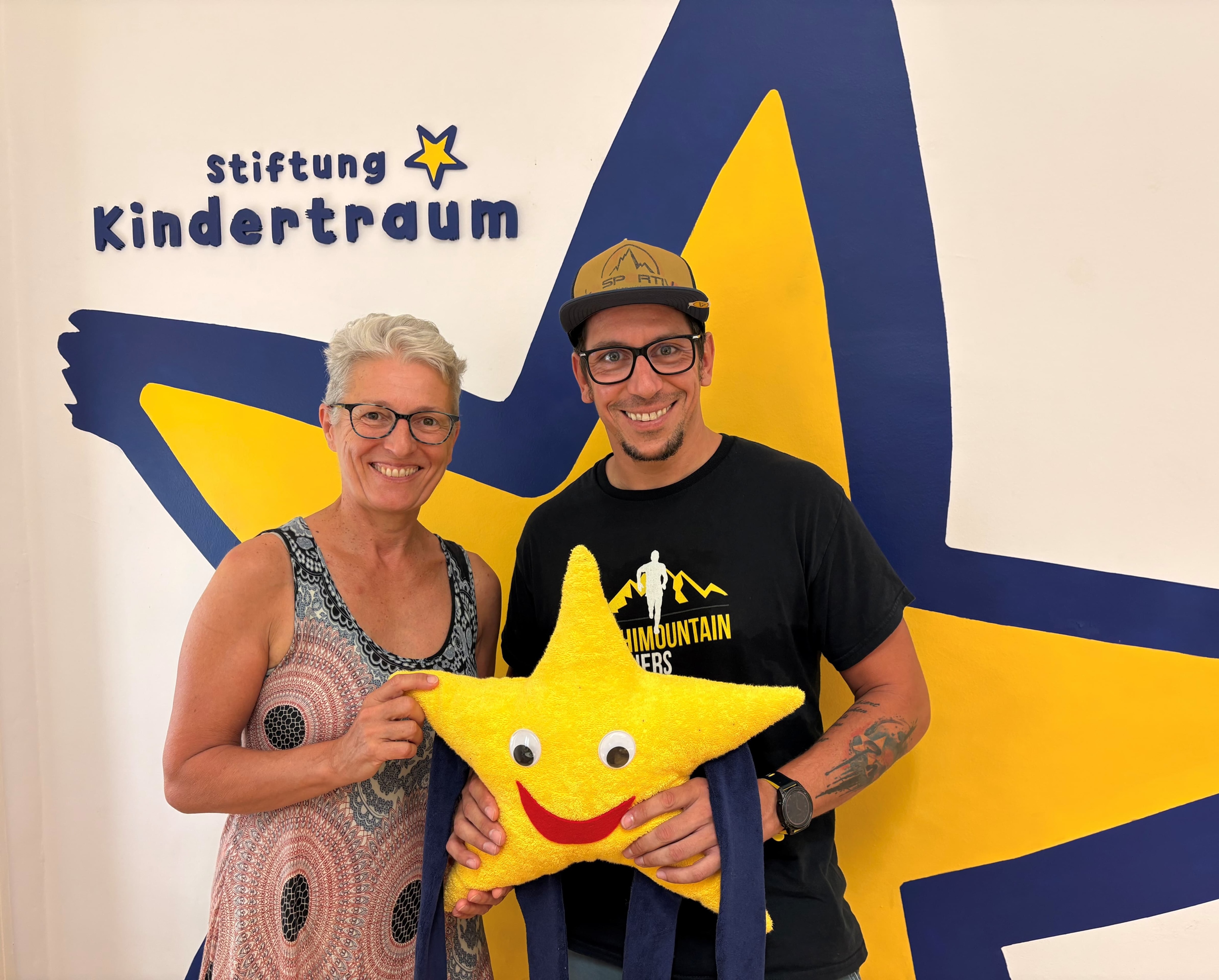 ❤️ Gemeinsam können wir Großes bewegen! 🏃♂️💨
Was für ein besonderer Moment beim Salzach Ultra Run! 🥹❤️
Matthias war heute vor Ort und durfte eine unglaubliche Spende von 1.300 € an die Stiftung Kindertraum übergeben. 🙏✨
Gemeinsam mit der Gemeinde Überackern, den @richimountain_runners und all den großartigen Menschen, die uns unterstützt haben, ist diese unglaubliche Summe zusammengekommen. 🫶🔥
Ein riesiges DANKE an alle, die diese Aktion möglich gemacht haben:
🙌 an unsere großartigen Helferinnen und Helfer
❤️ an alle Spenderinnen und Spender
🤝 an unsere Unterstützer und Sponsoren
🏃♀️🏃♂️ und natürlich an alle Läuferinnen und Läufer, die mit ihrem Einsatz, ihrer Leidenschaft und ihrem Durchhaltevermögen den Salzach Ultra Run zu etwas ganz Besonderem machen!
Ein ganz besonderer Dank geht an @schwaighoferrobert , der uns bei der Spendenkasse im Ziel in Überackern tatkräftig unterstützt und zusätzlich für kostenlose Getränke gesorgt hat. 🙏🥤❤️
Denn am Ende zählt nicht nur die Strecke, die wir gemeinsam laufen – sondern vor allem das, was wir gemeinsam bewegen können. ❤️
🌟 1.300 € für Kinderträume!
Eine unglaubliche Summe und ein riesengroßes Zeichen dafür, was möglich ist, wenn viele Menschen gemeinsam anpacken. 🙏❤️
Danke an jeden Einzelnen von euch.
Für eure Zeit. Für eure Unterstützung. Für eure Leidenschaft. Für eure Spenden. Für jeden gelaufenen Kilometer. 🏃♀️🏃♂️
Ihr seid der Salzach Ultra Run! ❤️🔥
#SalzachUltraRun #StiftungKindertraum #GemeinsamStark #LaufenFürDenGutenZweck #ultrarun