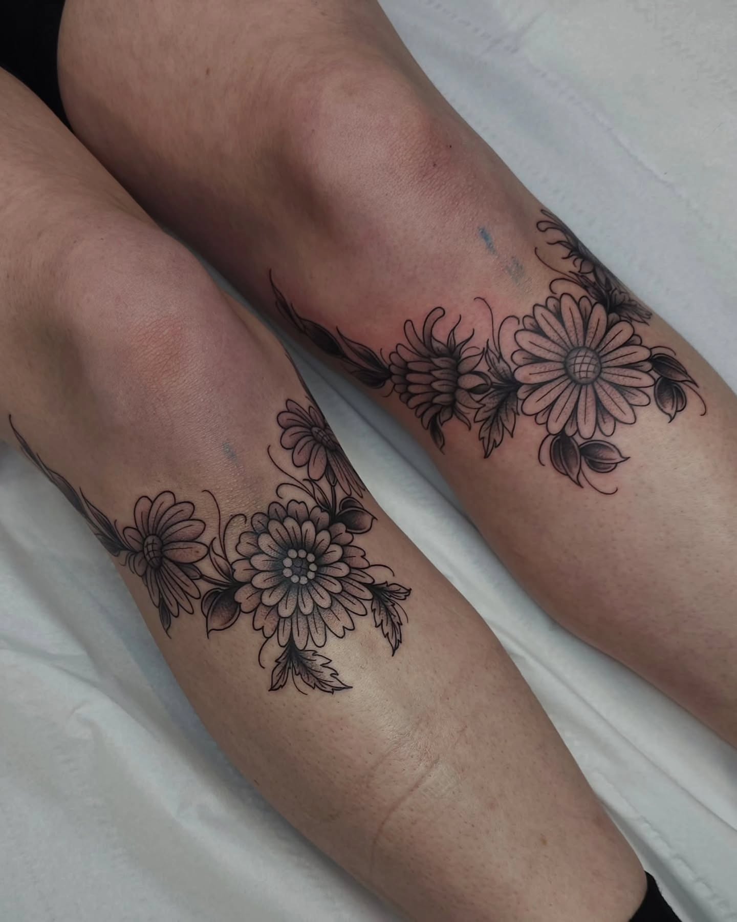 Credit to @kerrynellantattoo ▪️Asymmetrical floral knee frames, Daisies and Dandelions 🌿🌼🖤
.
.For booking contact the artist directly 📖
.
#lancastertattooartist #Lancastertattoostudio #tattoostudiolancaster #lancastertattooist #lancaster