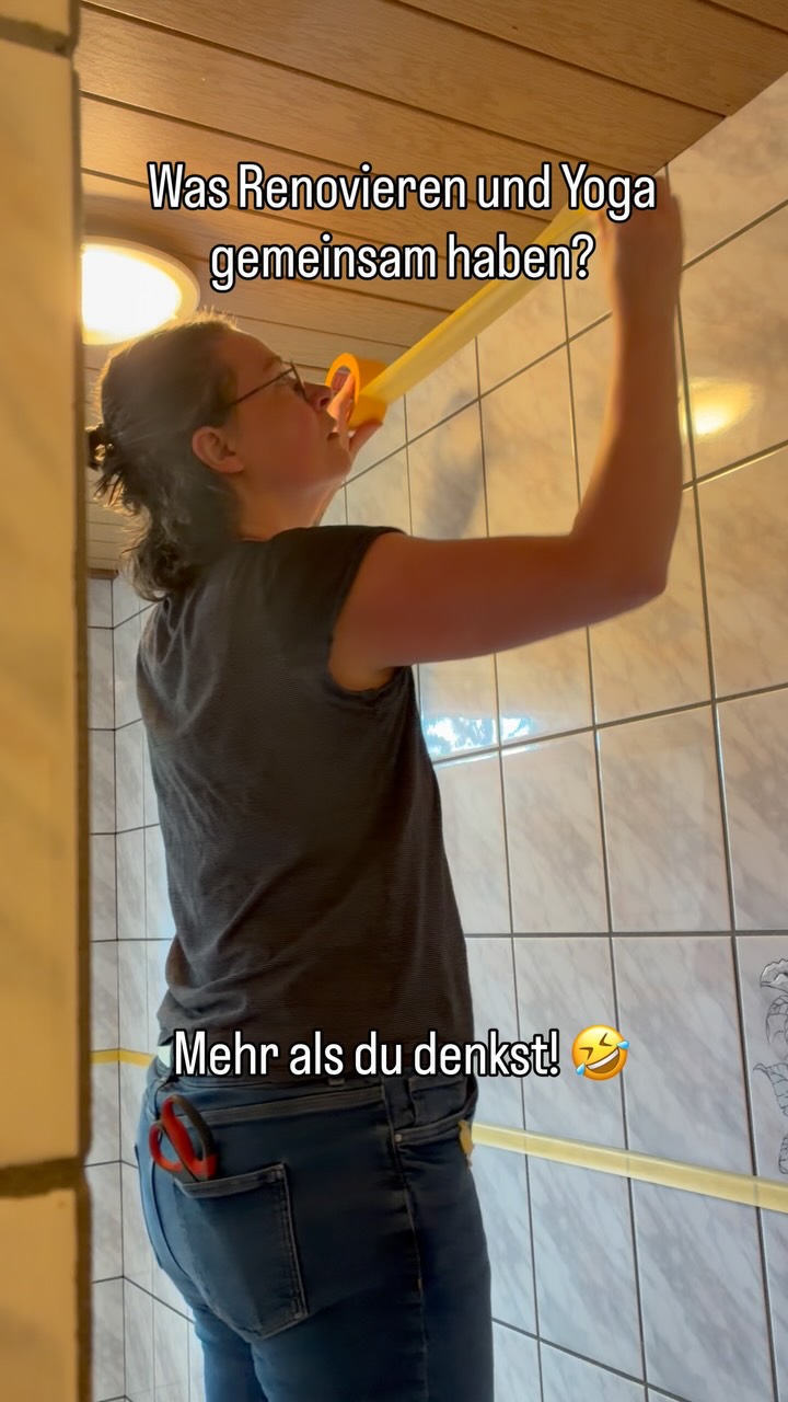 1. Atmen. Immer.
Silikonfuge versaut? Atmen.
Farbe daneben? Atmen.
Keine Ahnung, wie das jetzt weitergeht?
ATMEN. 😂
2. Nicht alles muss perfekt sein.
Ich habe inzwischen festgestellt: Ich liebe Spachteln.
Silikonfugen machen? Überraschenderweise auch geil.
Abkleben? Ganz klare Feindschaft. Ich weiß, dass es wichtig ist. Ich mache es trotzdem nicht gerne. 😄
Und nein – nicht alles sieht aus wie vom Profi.
Aber: Es ist besser als vorher.
Und genau darum geht’s.
3. Ein Schritt nach dem anderen.
Dieses Haus wird nicht an einem Tag fertig.
Meine Vision übrigens auch nicht.
Also mache ich weiter.
Stück für Stück.
Raum für Raum.
Mit ziemlich viel Optimismus und manchmal einem kleinen Nervenzusammenbruch. 😂
Vielleicht ist das Ganze tatsächlich eine ziemlich große Yogaübung.
Nur dass Savasana hier noch ziemlich weit weg ist. 😄