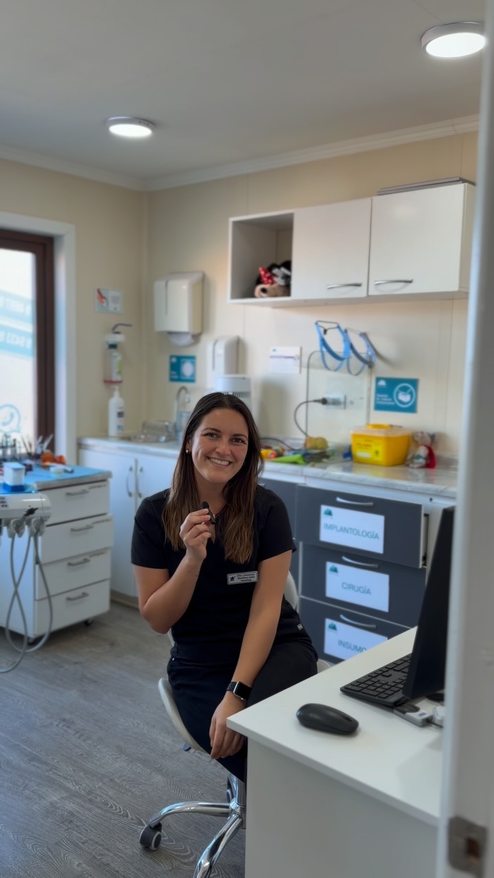 ✨ Bienvenida, Dra. Constanza Martínez 🦷🤍
Después de un largo viaje, recorriendo kilómetros desde Temuco hasta Puerto Natales, la Dra. Constanza llegó al sur para comenzar una nueva etapa. 🏔️❄️
Hoy le damos oficialmente la bienvenida al equipo de Clínica Dental Austral, donde se quedará de manera fija, atendiendo todos los días y acompañando a nuestros pacientes en tratamientos de odontología general y endodoncia (tratamientos de conducto).
Nos hace muy felices que nuevos profesionales elijan llegar hasta nuestra ciudad, hacer de este lugar su hogar y sumarse a nuestro equipo con todas las ganas de aportar, aprender y crecer. 🤍
Coni, esperamos que esta nueva etapa esté llena de lindos desafíos, nuevos comienzos y muchas razones para sentir que valió la pena recorrer tantos kilómetros para llegar hasta aquí. ✨
¡Bienvenida al equipo de Clínica Dental Austral! 🦷🏔️