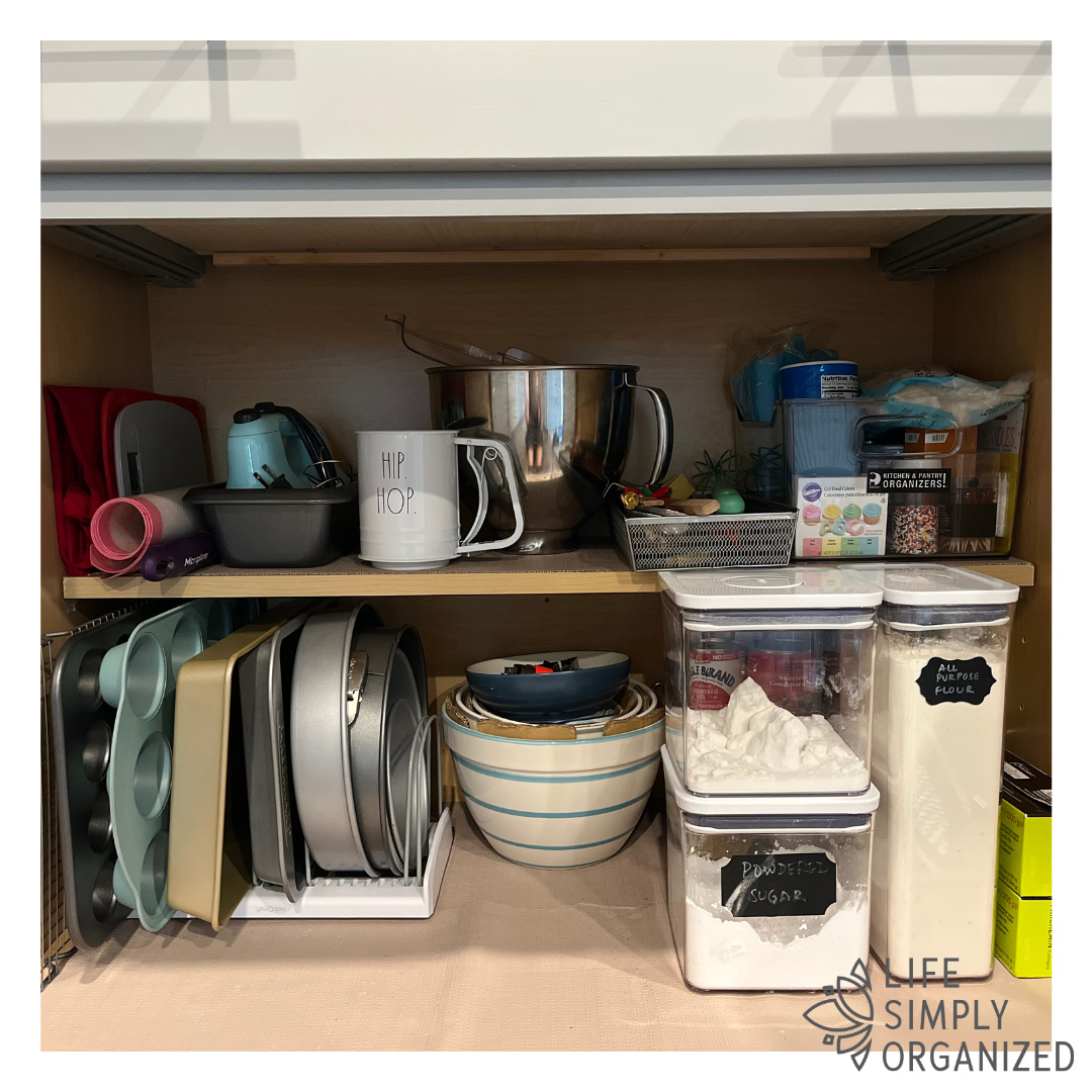 ✨ Small cabinet. BIG organization win! ✨
Who says muffin tins, cookie sheets & baking essentials have to be a jumbled mess? 🙌 With reusable labeled containers and smart storage solutions, every item gets a home—and every inch works harder!
Because the best organization isn’t just pretty… it makes finding what you need effortless. 🏡💫
#KitchenOrganization #CabinetOrganization #BakingOrganization #HomeOrganization #OrganizedKitchen #KitchenStorage #OrganizingTips #ProfessionalOrganizer #SmartStorage #ReusableContainers #LabeledContainers #CookieSheetStorage #MuffinTinStorage #FunctionalOrganization #OrganizationGoals #ClutterFreeKitchen #OrganizedHome #HomeOrganizing #SimplifyYourSpace #StorageSolutions