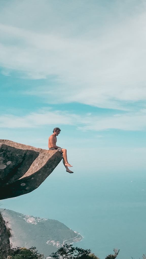 1. Aos 38 anos, eu não tenho uma casa própria e não tenho um emprego fixo. Mas, pela primeira vez, tenho certeza de que estou construindo a vida que eu quero viver.
2. Eu fiz tudo que disseram que era certo. Me formei em engenharia, fiz pós, MBA, construí uma carreira e trabalhei por 6 anos em uma empresa. No papel, estava dando tudo certo. Eu só não era feliz.
3. Pedi demissão. Não porque tinha ficado rico ou porque tinha um plano genial. Eu simplesmente percebi que tinha mais medo de passar a vida inteira fazendo algo que não queria do que de começar de novo.
4. Peguei uma mochila e fui conhecer o mundo. Depois transformei um carro em casa e dirigi do Brasil até o Alasca. Já passei por mais de 50 países e descobri que eu não precisava de metade das coisas que achava que precisava para ser feliz.
5. Durante muito tempo achei que liberdade era não ter nada me prendendo. Não ter chefe, endereço, rotina ou muitas responsabilidades.
6. Aí eu me apaixonei, me casei, adotei dois cachorros e me tornei pai. E ironicamente foi quando criei mais raízes que entendi o que liberdade realmente significa pra mim.
7. Hoje eu quero viajar pelo mundo, mas também quero ter para onde voltar. Quero cuidar da minha saúde para conseguir acompanhar minha filha. Quero continuar aprendendo coisas novas. Quero criar. Quero trabalhar com algo que eu realmente goste. E quero ter tempo para quem amo.
8. Talvez por isso eu nunca tenha entendido muito bem essa ideia de sucesso baseada apenas em cargo, salário, patrimônio e coisas acumuladas.
Não acho que exista nada de errado em querer essas coisas.
O problema é passar a vida inteira perseguindo uma definição de sucesso que nem foi você quem escolheu.
Aos 38, continuo sem seguir o caminho que todo mundo espera.
Mas hoje sei exatamente por quê.
Sucesso, pra mim, é poder escolher a vida que quero viver e ter coragem de vivê-la.
Seja bem vindo ao meu perfil,
Bora viver!