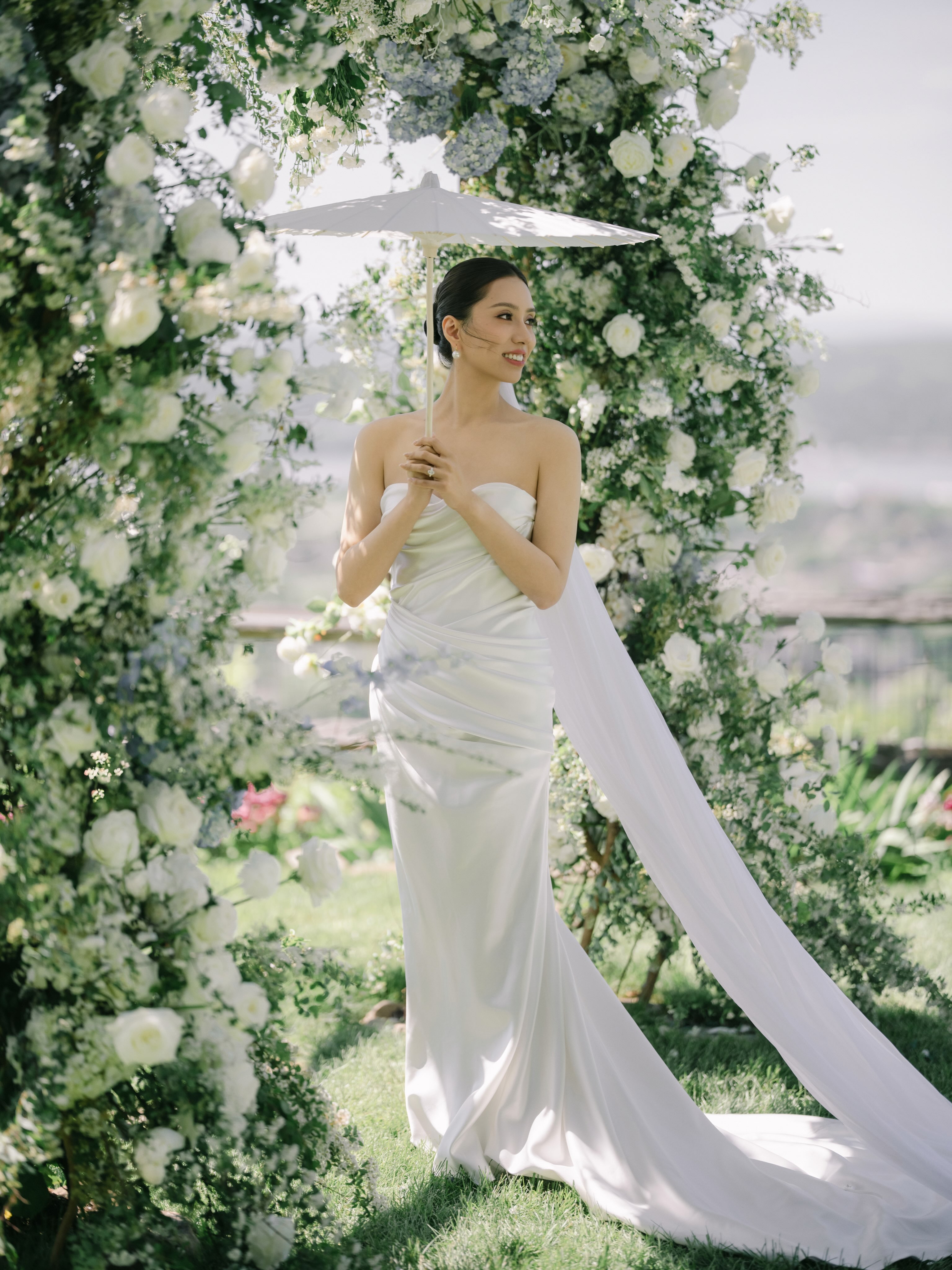 Early summer, a valley still half in mist. This couple chose a wedding that felt handed back to the nature itself. Floral design by Floraland Bruce.
Thanks to @dearwhitestudio @jcc_nyc Dear White Studio who captured the beautiful moments
#WeddingFlorist #FloralArchway #NatureWedding #BridalFlorals #weddinginspo