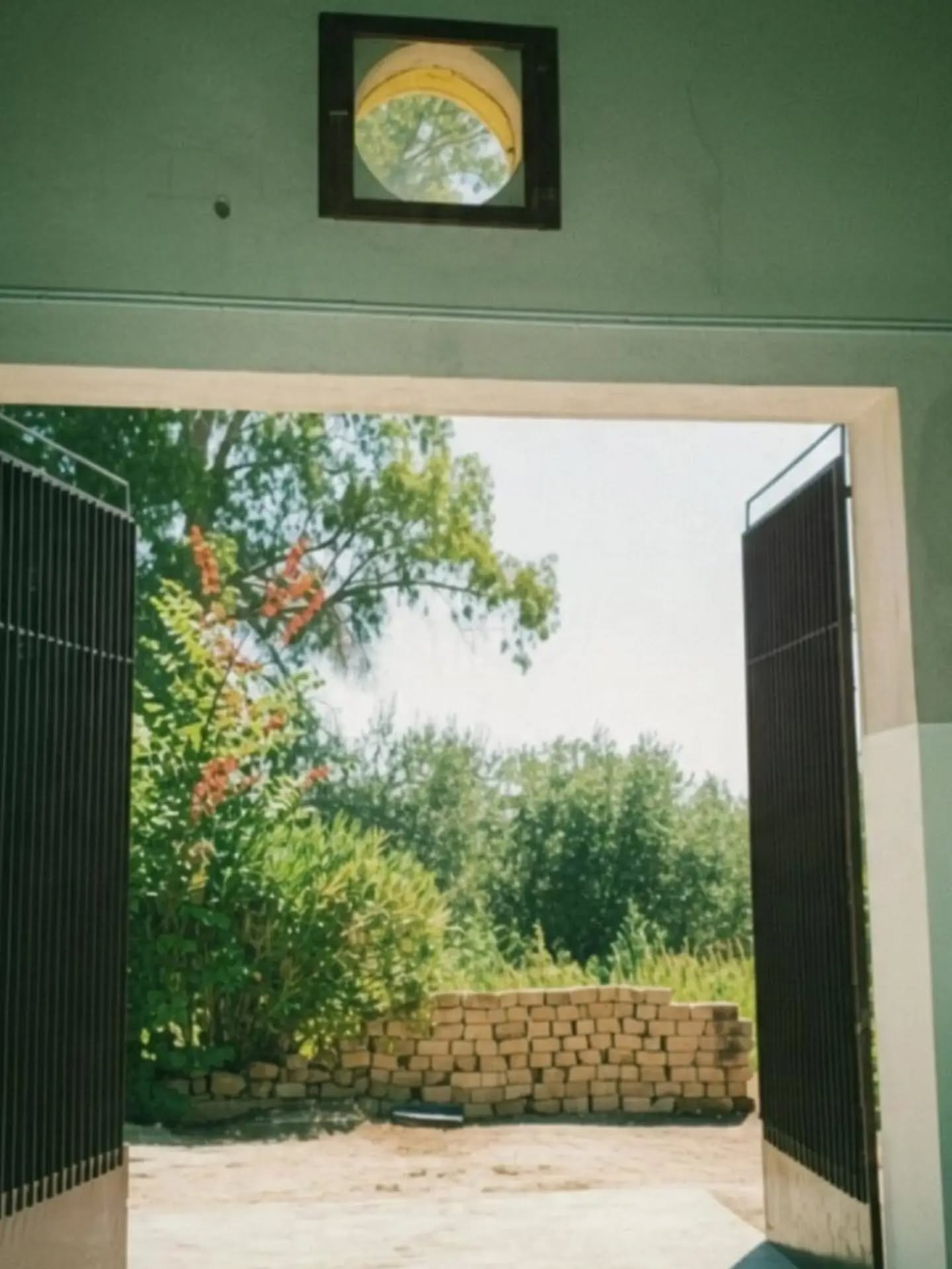 Una porta aperta sul futuro.
Per ora vi mostriamo la vista da qui, ma il viaggio vero comincia guardando dentro.
Primo indizio: la posizione 👆
Manca poco. 🗝️