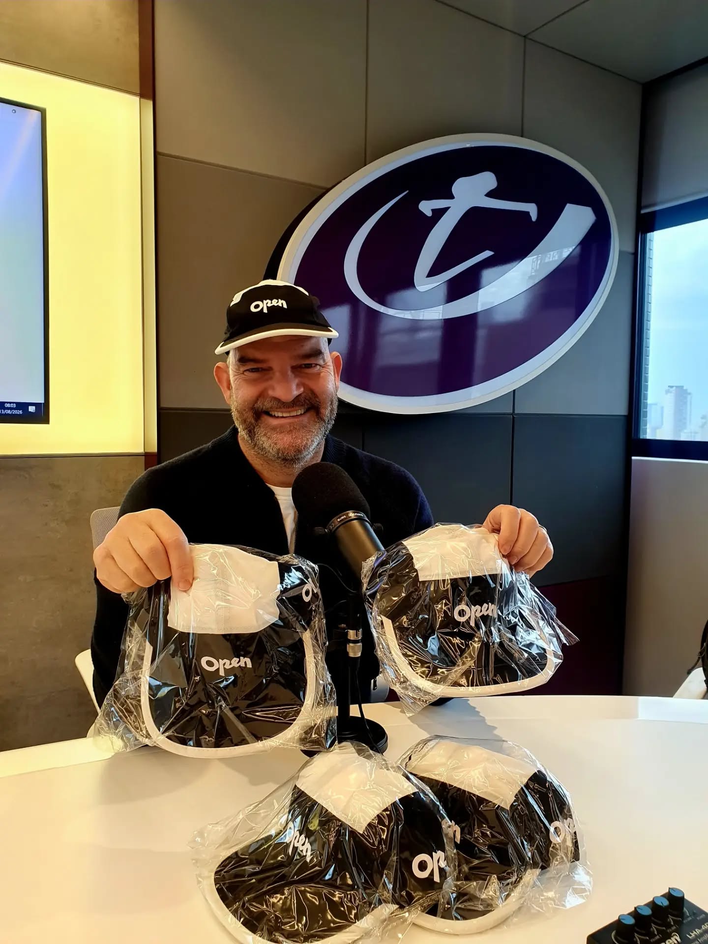 🧢 Tem presente do Marcelo para os ouvintes do TNews!
🏊♀️ Vamos sortear três bonés da Open, a marca do grupo de natação em águas abertas que ele criou para quem gosta de nadar em rios, lagos e mares.
💬 Para participar, escreva seu nome completo e cidade nos comentários. Só vale colocar uma participação por @.
🗓️ As inscrições podem ser feitas até a próxima quarta-feira, dia 19 de agosto. O resultado sai no TNews de sexta (21). Boa sorte!