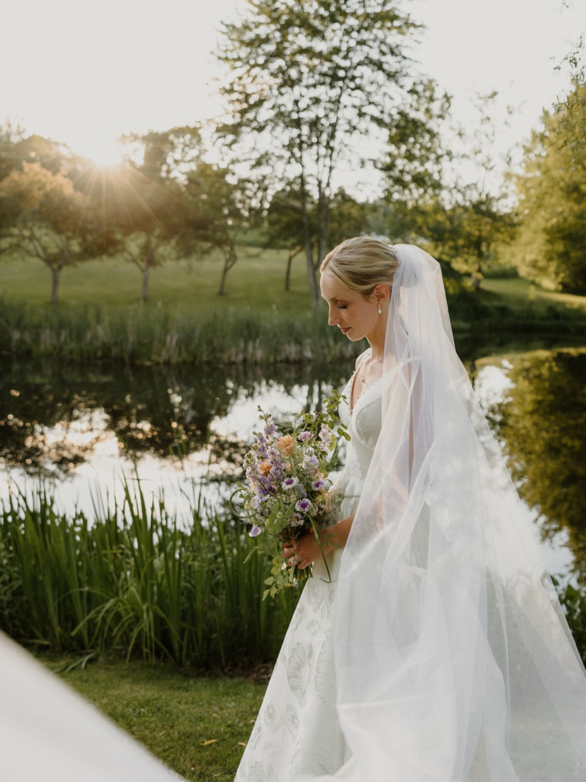 Love this golden hour portrait of Shalagh at one of my favorite venues ✨ An absolutely ethereal bride 💞
@theroundbarn
@oliviastoneflorals
@mixitupdjncakes