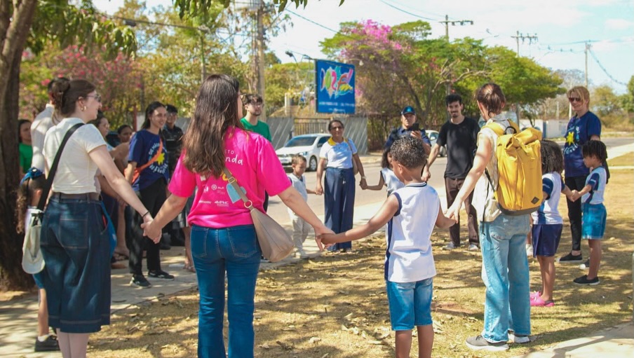✨ O Ciranda já está chegando aos municípios!
Os municípios selecionados na Chamada Pública do Projeto Ciranda já começam a receber nossas visitas, abrindo um novo momento de encontro, escuta e construção conjunta nos territórios.
Nessa etapa, os municípios receberão apoio técnico para o desenvolvimento de projetos voltados à transformação de espaços públicos e escolares, nas categorias Pátio, Praça Naturalizada e Caminhos da Infância.
É tempo de conhecer de perto cada cidade, suas potências, seus espaços, suas histórias e, principalmente, as pessoas que fazem a infância acontecer todos os dias. 💛
Essa é mais uma etapa da Caravana Lúdica na estrada, que segue levando formação brincante e vivências brincantes aos municípios mineiros, convidando crianças e adultos a experimentar, imaginar e reconhecer o brincar como parte essencial da vida e da cidade.
Cada chegada é especial. Cada território tem sua própria magia. E em cada município reafirmamos uma ideia que move o Ciranda: construir cidades mais acolhedoras e brincantes para as crianças é uma tarefa de todos.
A Ciranda está na estrada. 🪁✨
E Minas está brincando junto!
Sobre o Projeto Ciranda
O Projeto Ciranda - Apoio Técnico Intersetorial para a Construção dos Planos Municipais para a Primeira Infância em Municípios de Minas Gerais é uma iniciativa do Museu dos Brinquedos contemplada via Plataforma Semente.
O projeto busca contribuir para a construção de cidades mais acolhedoras, seguras, acessíveis e brincantes, reconhecendo as crianças como cidadãs e valorizando sua presença, sua participação e seu direito de viver e ocupar os espaços públicos.
A iniciativa tem apoio do Ministério Público do Estado de Minas Gerais e da Plataforma Semente, e parceria institucional da Rede Primeira Infância - Minas Gerais.
#projetociranda #museudosbrinquedos #caravanalúdica #primeirainfancia #direitodebrincar