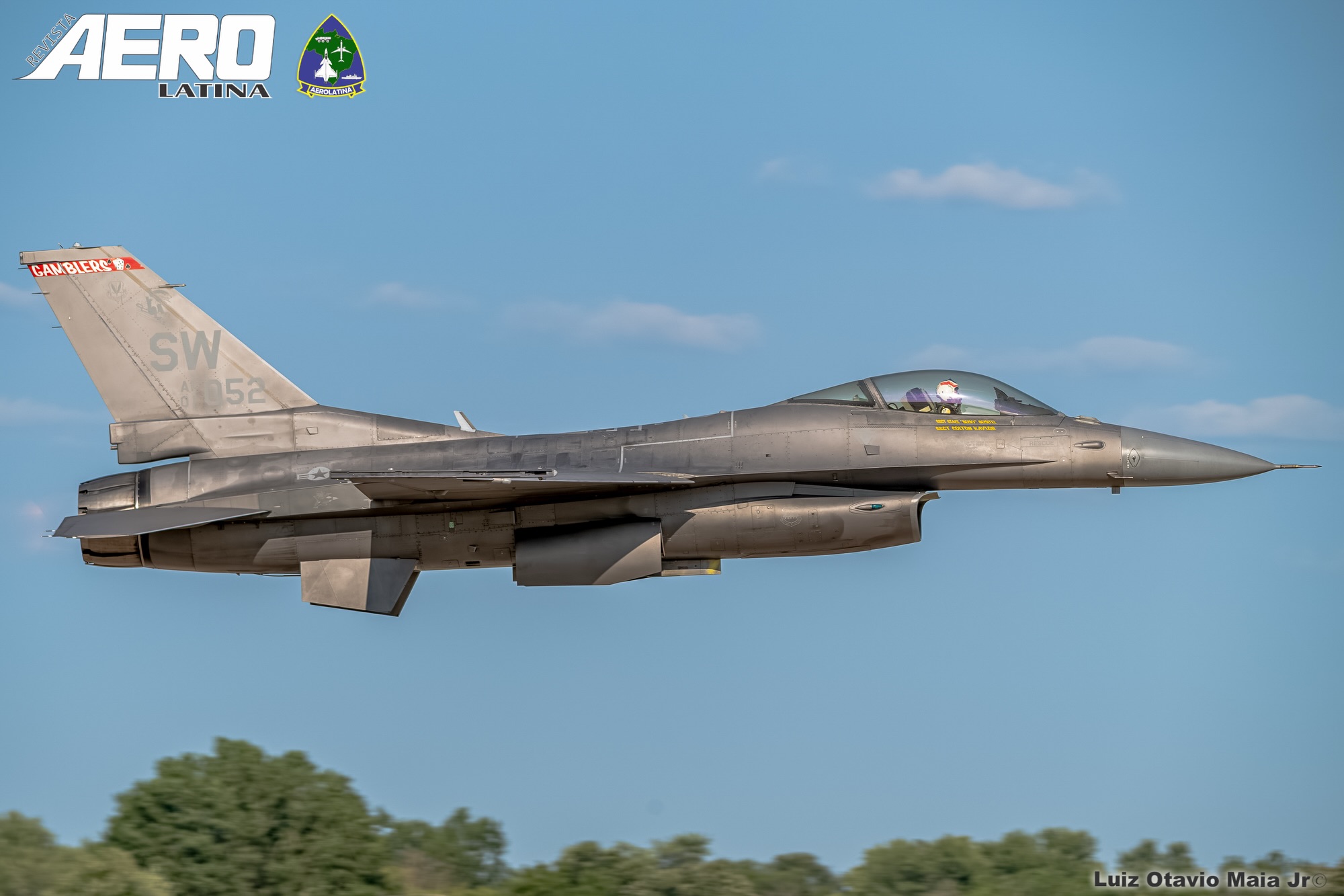 Imagens do caça F-16C Fighting Falcon pertencente ao 77º Esquadrão de Caça, apelidado de “The Gamblers”, sediado na Base Aérea de Shaw, na Carolina do Sul em suas passagens durante o EAA AirVenture Oshkosh 2026!
#aviation #aviationphotography #f16fightingfalcon #oshkosh #avgeek