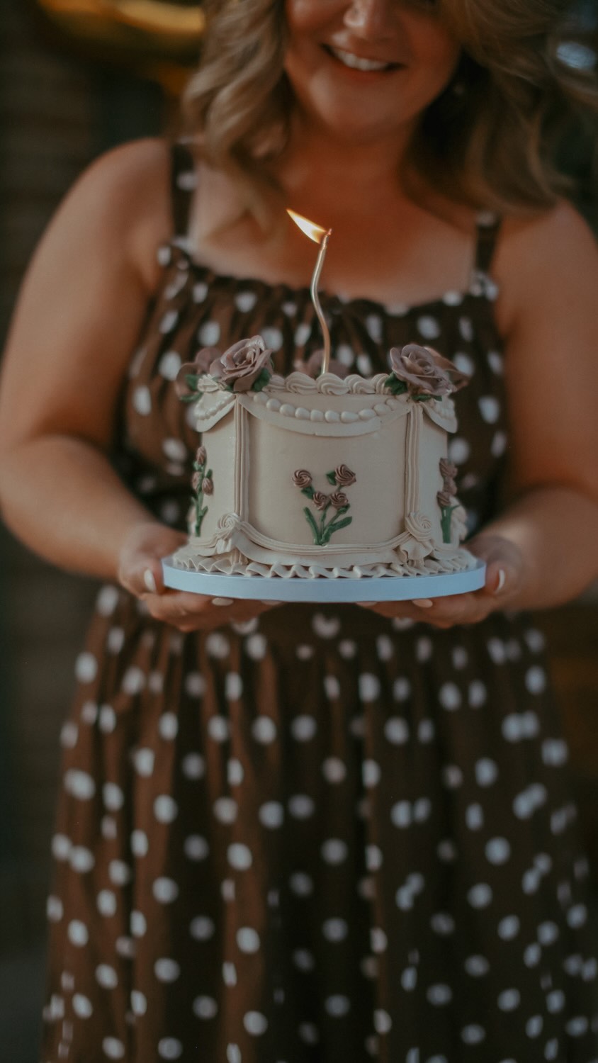 Hi! Itâs me Carla and some of my workâŚ.
If youâre new here, welcome! đ¤ I thought Iâd pop in and say helloâand share a few of my favourite cakes along the way.
Now tell me⌠how did you find me? Are you here for the cakes, the pretty details, the behind-the-scenesâor all of the above?