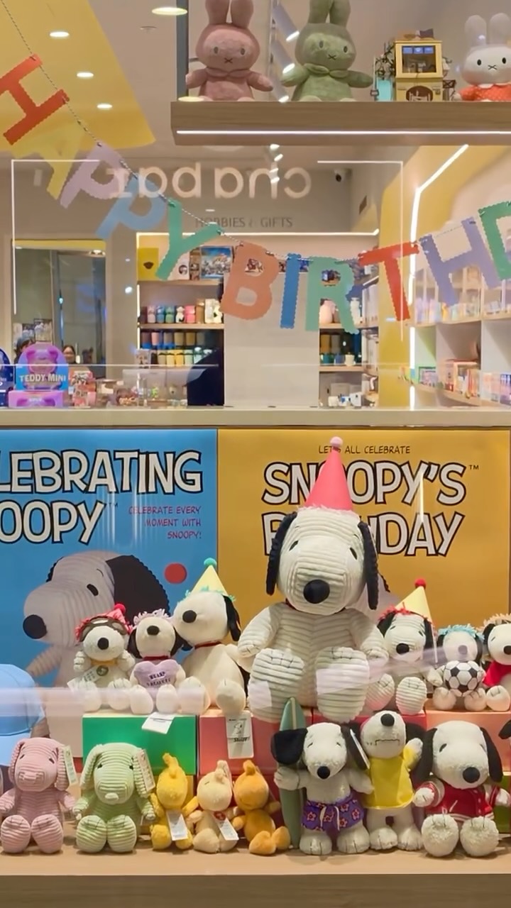🎂🤍 HAPPY BIRTHDAY, SNOOPY! 🐾
76 years of daydreaming, dancing, friendship and making us smile ✨
Let’s celebrate together at MOOII and honour the world’s most lovable beagle—and all the little moments of happiness he’s brought us along the way.
Here’s to many more adventures, Snoopy! 🎈☁️
#SnoopyBirthday #Snoopy #Peanuts #Peanuts76 #MOOII