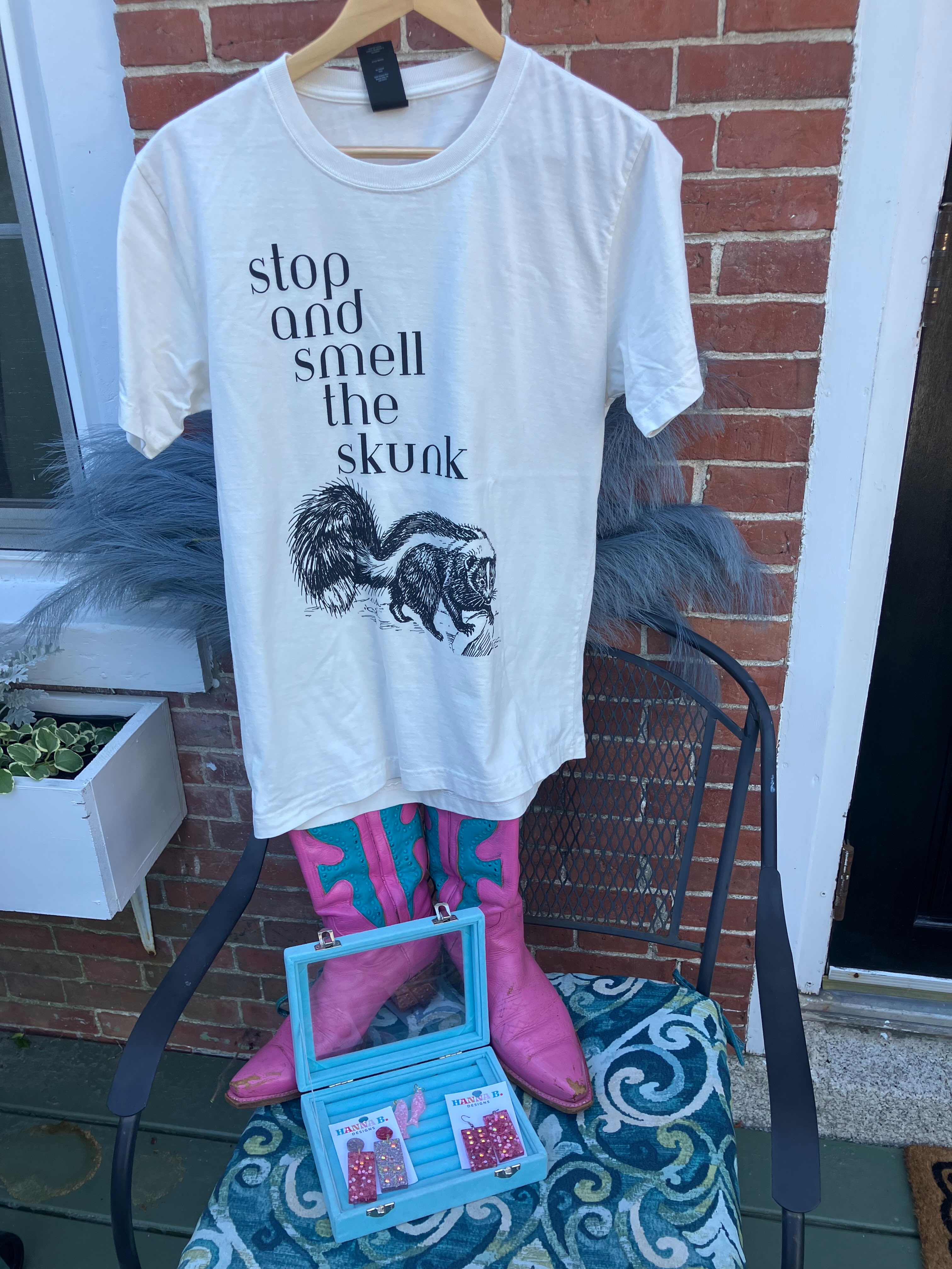 Had the absolute best time @juniperbluehill on Friday! Huge thank you to Juniper (and we got the best bag ever which we will feature later of course💕)Thank you all for coming! If you see anything you love please feel free to dm me or check out @makersmarketshopstudio for more!
We will see you on the 29th alongside the fabulous @griffintylerart at the @shawinstitute for more fun finds!!!!
Happy Summer!
#shopsmallbusinesses #womanowned #mainedesigner #skunk #loon