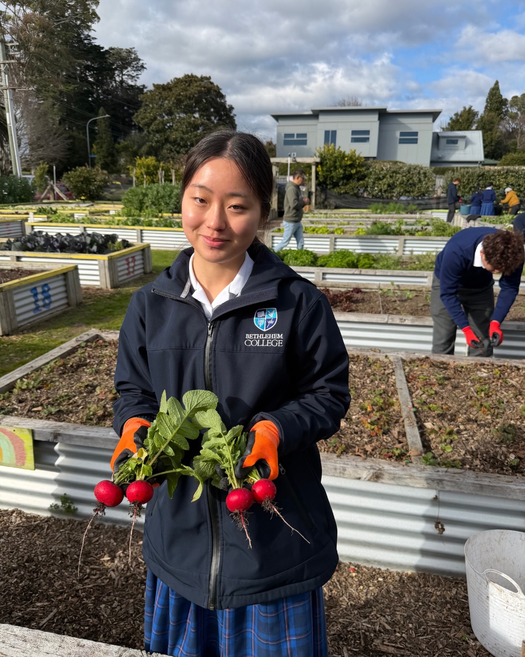 Recently, we welcomed students from @bethlehemcollege_nz into our community gardens, where they got hands-on and learned from our incredible volunteers.
From grafting strawberries and learning about composting to harvesting fresh cabbage, radish, spinach and kale, it was a great day of learning, growing and getting stuck in. π₯¬π
And the best part? Whatβs grown in our gardens comes back to Good Neighbour HQ, where itβs used in community meals and shared with people across our community.
A big thank you to our volunteers for sharing their knowledge, and to the Bethlehem College students for getting involved!