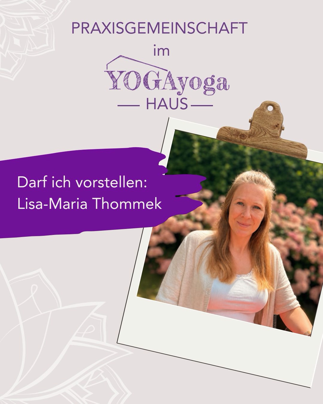 ✨ Praxisteam im YOGAyoga-Haus ✨
Heute möchte ich euch die erste Expertin aus unserem Praxisteam vorstellen: Lisa-Maria Thommek
Seit vielen Jahren beschäftigt sie sich mit persönlicher Entwicklung, Achtsamkeit und der Verbindung von Körper, Geist und Seele. In ihrer Praxis verbindet sie spirituelles Life-Coaching, Reiki, Meditation und Bioresonanz – immer mit dem Blick auf den Menschen und seinen ganz individuellen Weg. Dabei schafft sie einen Raum, in dem innegehalten, neue Perspektiven entdeckt und wieder mehr Verbindung zu sich selbst gefunden werden darf.
Aber wer steckt eigentlich hinter all dem?
Ich habe Lisa-Maria drei Fragen gestellt:
✨ Palo Santo, Räucherstäbchen oder „Ich brauch erstmal nen Kaffee“!?
Antwort: Ganz klar: Palo Santo ✨
✨ Welche Energie bringst du mit – Sonnenschein, Morgentau oder Mondlicht?
Antwort: 🌙 Mondlicht
Ich bringe die Energie des Mondlichts mit – ruhig, intuitiv und tief, die einlädt, nach innen zu lauschen und auch das sichtbar werden zu lassen, was im Verborgenen liegt.
✨ Welche drei Dinge gehören zu deinem perfekten „Ich bin bei mir“-Moment?
Antwort: 🧘🏼♀️Stille, bewusste Atmung und dieses tiefe Wohlgefühl, ganz bei mir anzukommen – ohne etwas tun oder leisten zu müssen.
Und wenn ihr Lisa-Maria nicht nur hier kennenlernen, sondern ihr auch persönlich begegnen möchtet: Am 6. September feiern wir die Eröffnung des YOGAyoga-Hauses! 🥂✨
Lisa-Maria wird an diesem Tag vor Ort sein und ihr könnt mit ihr ins Gespräch kommen, Fragen stellen und sie ganz persönlich kennenlernen.
Wir freuen uns auf euch!
📍 YOGAyoga-Haus, Dorfstraße 6 Kalkar-Wissel
📅 6. September 2026 -15-18 Uhr