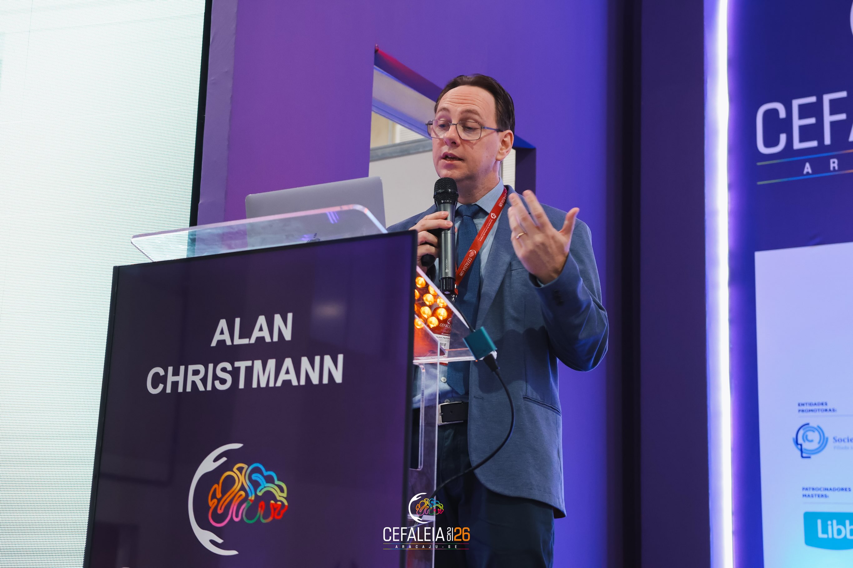 🎤✨ Participar como palestrante do Congresso Brasileiro de Cefaleia 2026, em Aracaju, foi uma experiência de grande responsabilidade e satisfação.
🧠📍 Na 40ª edição do Congresso da Sociedade Brasileira de Cefaleia, integrei a mesa “Cefaleia para o não-especialista: a doença mais comum do seu consultório que você nunca estudou de verdade”, com a palestra:
💊 “Minha conduta está cronificando a cefaleia do meu paciente? O que clínicos e generalistas precisam saber sobre prescrição racional de analgésicos”.
⚠️ Abordei um tema muito frequente na prática clínica: o uso inadequado ou excessivo de analgésicos, que pode contribuir para a cronificação da cefaleia em vez de apenas tratar as crises.
🤝 Foi uma satisfação compartilhar a mesa com colegas experientes e contribuir para uma discussão relevante, aproximando o conhecimento em cefaleias da realidade de clínicos e generalistas.
🙏 Agradeço à Comissão Organizadora do Congresso Brasileiro de Cefaleia 2026 pelo convite e pela confiança.
📚 Além da palestra, participei de toda a programação científica do evento, com dias de atualização, debates, reencontros e troca de experiências com colegas de diversas regiões do país — fortalecendo vínculos e ampliando o aprendizado.
🙏 Agradeço a Deus por mais essa oportunidade e ❤️ à minha família pelo apoio constante e compreensão.
✨ Retorno de Aracaju grato pela experiência e com a convicção de que ensinar também é uma forma de aprender continuamente.
🧠📍 Congresso Brasileiro de Cefaleia 2026 — Aracaju.