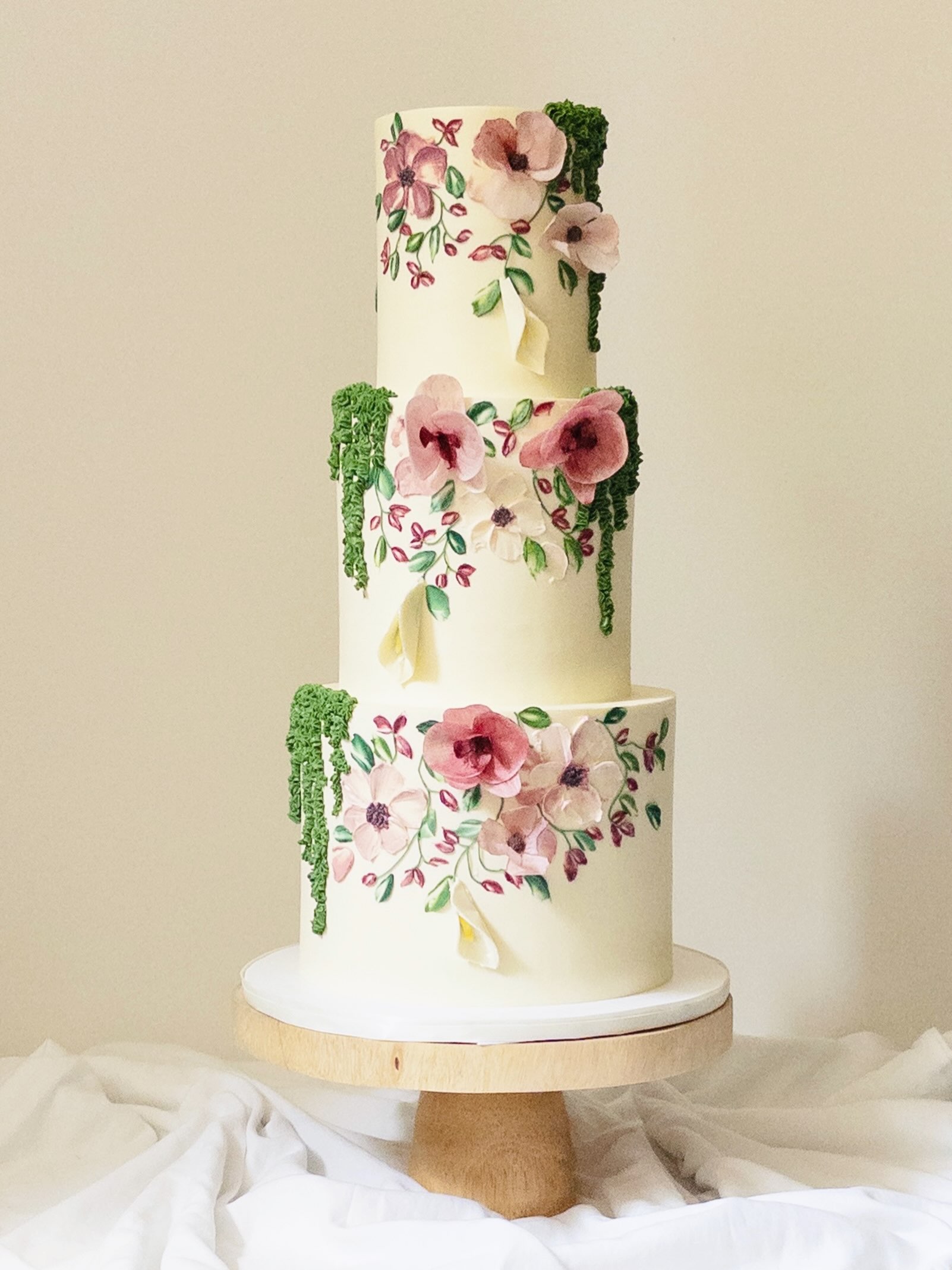 Intricate textures and romantic tones for Lisa & Ben ♥️
🏨: @broadviewhotel
📋: @madbashgrp
Thank you to @shetakesthekake for ensuring this beauty arrived safely!
#torontoweddings #torontoweddingcakes #torontocakes #buttercreamflowers #waferpaperflowers