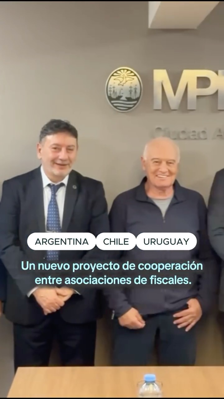 La Asociación Argentina de Fiscales (AAF) mantuvo una reunión de trabajo junto a las asociaciones de fiscales de Chile y Uruguay para avanzar en una propuesta de cooperación regional.
La primera etapa del proyecto estará centrada en la investigación y el análisis comparado de los sistemas de cada país, con el objetivo de comprender sus particularidades e identificar los principales problemas y desafíos que afectan a las fiscalías.
➡️ Participaron Marcelo Varona Quintián y Walter Fernández por la AAF; Patricia Ibarra Pooley por Chile; Claudia González por Uruguay; y Willian da Rosa, presidente de la Federación Latinoamericana de Fiscales (FLF).