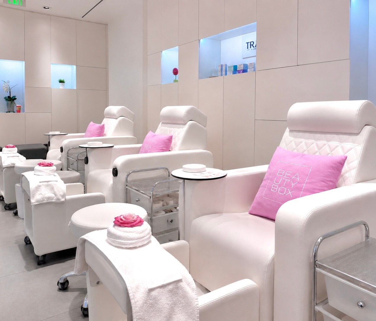 Looking for your go-to salon in Abu Hamour? 💖 Visit our Beauty Box Doha Mall branch for the ultimate beauty experience.
#DohaMall #BeautyBoxQatar #DohaSalon #BeautySalonDoha #QatarBeauty