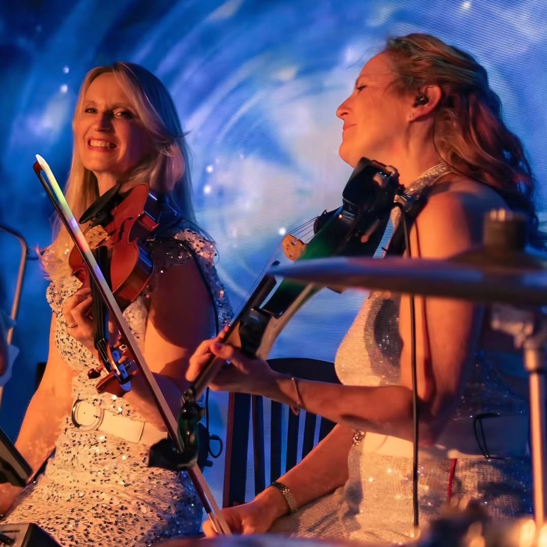 ‘Sweet Talkin Fiddles’ 🎻
@marykate77 playing Bridge Golden Tasman Electro-Acoustic Violin
@swe_violingirl playing Bridge Lyra 5 String Electric Violin
Photo credit Nina Rownes @epicnorwich
@eloencounter
#electricvioinist #violinistsofinstagram #elo
#rockchick #goldentasman