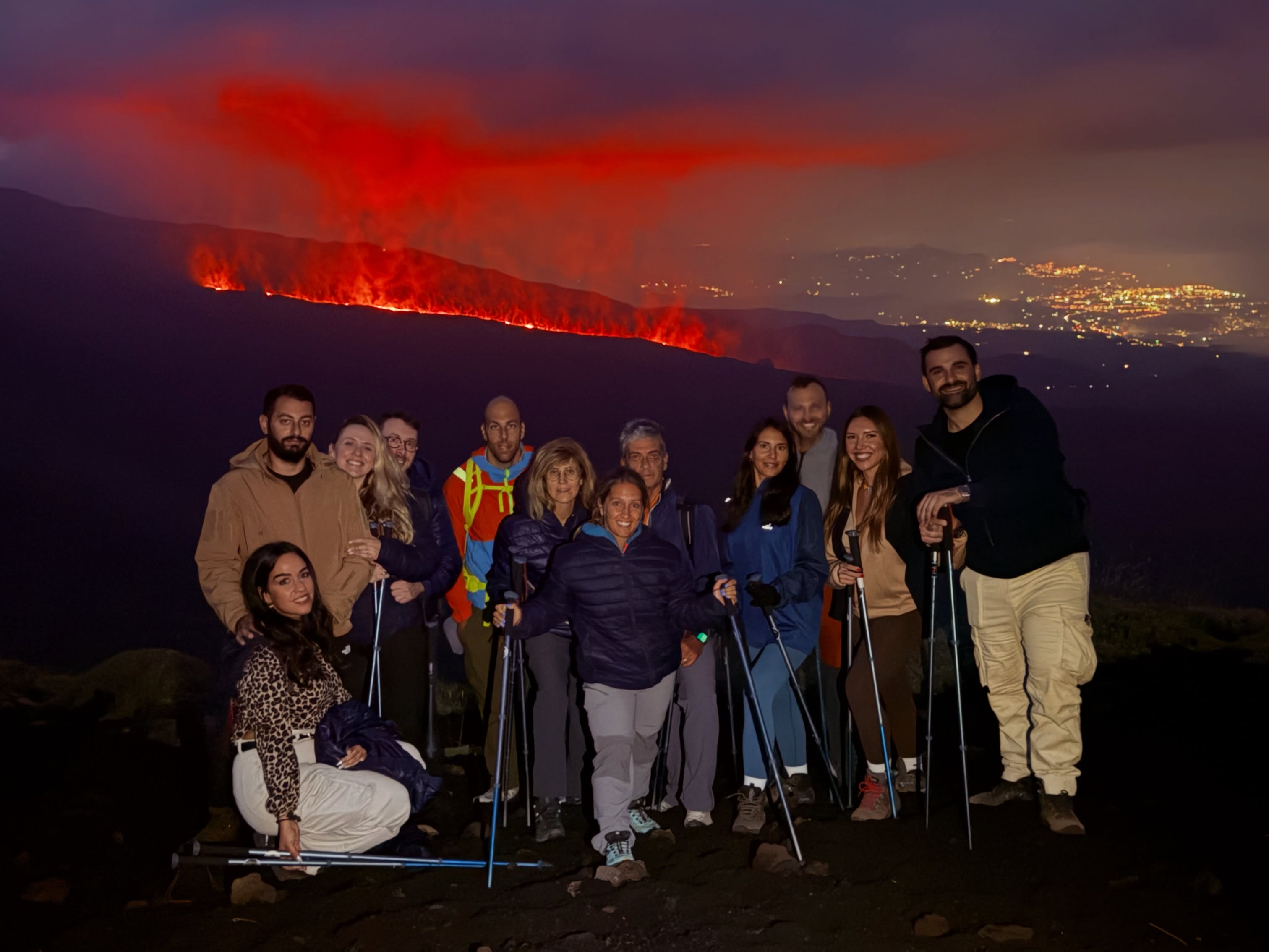 #Etna Sunset Trek • 15 Agosto 2026 | Riassumere questo vulcano con solo l’avvicinamento allo scenario attivo è sbagliato! Spesso si vive di moda, la moda della foto con la lava a due passi, sicuramente un’esperienza fuori dal comune ma ove non è possibile per ordinanze senza senso o per impossibilità oggettive.. è comunque possibile divertirsi e passare un bel pomeriggio nel miglior modo possibile alla scoperta del vulcano e di tutte le sue incredibili sfumature ❤️
✍️ Fabrizio