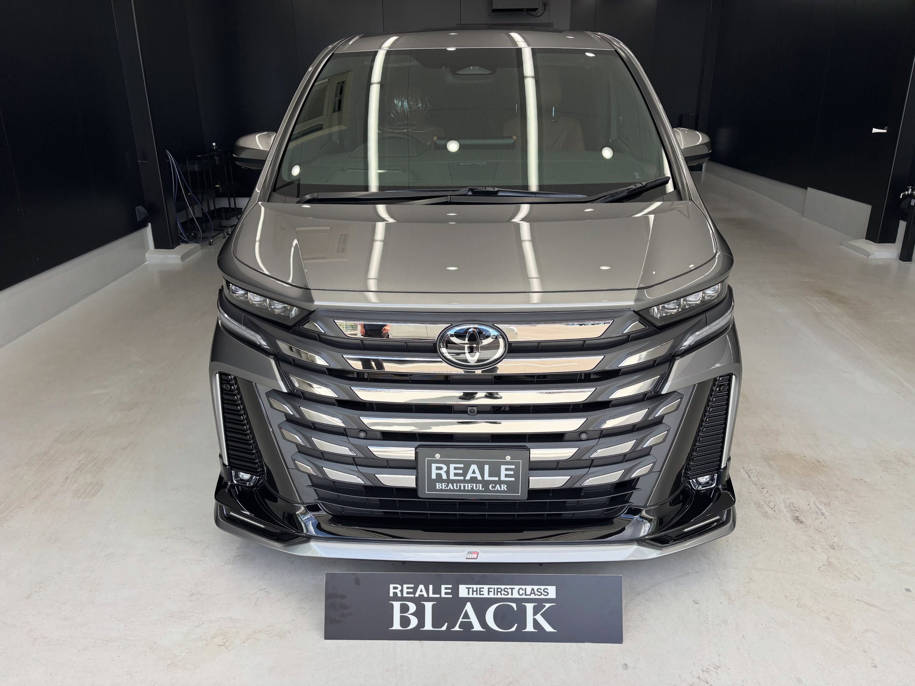 TOYOTA VELLFIRE
REALE BLACK
圧倒的な存在感を放つ、VELLFIRE。
その重厚なボディラインをさらに引き立てるため、
REALE BLACKを施工いたしました。
深く、濃く、艶やかに。
ボディに映り込む景色まで美しく魅せる、
ワンランク上の仕上がりへ。
大切なお車だからこそ、
細部までこだわった施工を。
REALE BLACK × VELLFIRE
上質な艶を、ぜひその目で。
その他施工写真はこちら
@reale.osaka
本物の技術もっと、愛せる車へ
REALE大阪をまだ知らない方はこちらから
@reale.osaka
お問い合わせは、お電話やメール、LINEからも可能です!
@reale.osaka
#ヴェルファイア
#ファミリー
#愛車
#洗車
#大阪コーティング