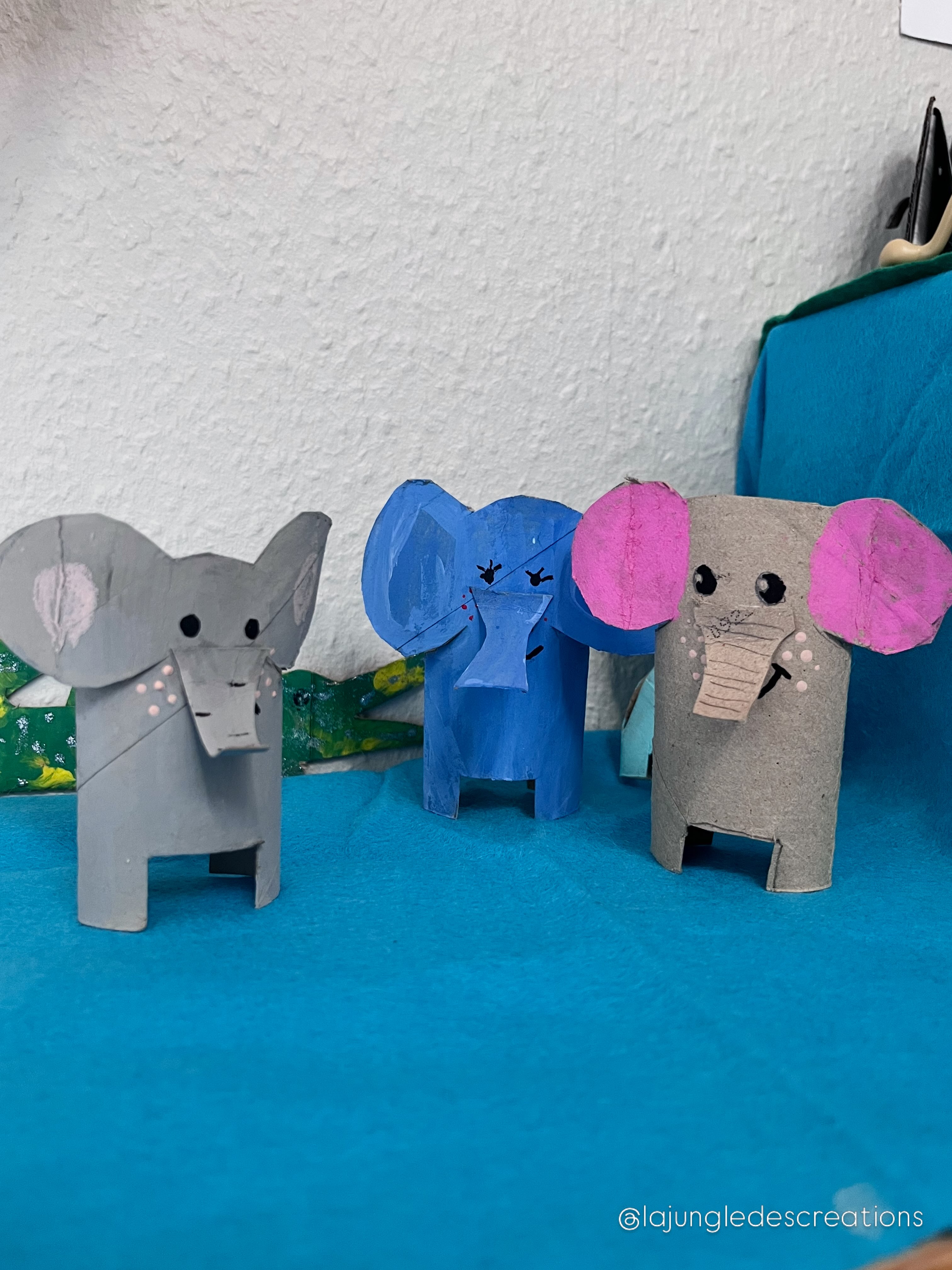 🇫🇷Quand un rouleau de papier toilette cache un éléphant …
On donne une nouvelle vie à un simple rouleau en carton avec ce petit éléphant aux grandes oreilles en relief.
Le principe est tout simple : on dessine directement sa silhouette sur le rouleau, on découpe, et les oreilles apparaissent de chaque côté. Une petite trompe réalisée avec une chute de carton, de la peinture, quelques détails au pastel et au POSCA… et notre éléphant prend vie !
C’est tellement sympa pour les enfants de voir la transformation d’un banal rouleau de papier toilette en un compagnon pour imaginer des histoires dans la savane.
Pour celui-ci, j’ai notamment utilisé plusieurs de mes essentiels créatifs achetés chez @panduroofficial : colle et marqueur POSCA (des produits que j’utilise quotidiennement dans les activités créatives)
Des peintures @darwi_world & @cleopatre_collesetcouleurs (produits offerts, collaboration non rémunérée).
Le tutoriel complet et les références produits sont disponibles sur le blog- lien en bio.
Et vous, quelle couleur choisiriez-vous pour votre éléphant ? 🐘💛💙💜
—
🇬🇧 When a toilet paper roll hides an elephant…
How to give to a simple cardboard roll a new life? Let’s turn a tp roll into an elephant
The idea is very simple: draw the outline directly onto the tube, cut it out. The ears will pop out on each side. Add a little trunk made from a remaining piece of the cardboard roll, some paint, and a few details with pastels and POSCA markers… and our elephant comes to life!
It’s so fun for kids to transform an ordinary tp roll into a companion to build and imagine stories in the savanna.
For this project, I used several of my creative essentials purchased at @panduroofficial : glue and a POSCA marker (products I use daily for craft projects)
@darwi_world & @cleopatre_collesetcouleurs paints (products provided, unpaid collaboration).
The full tutorial and product references are available on the blog—link in bio.
What color would you choose for your elephant? 🐘💛💙💜
—