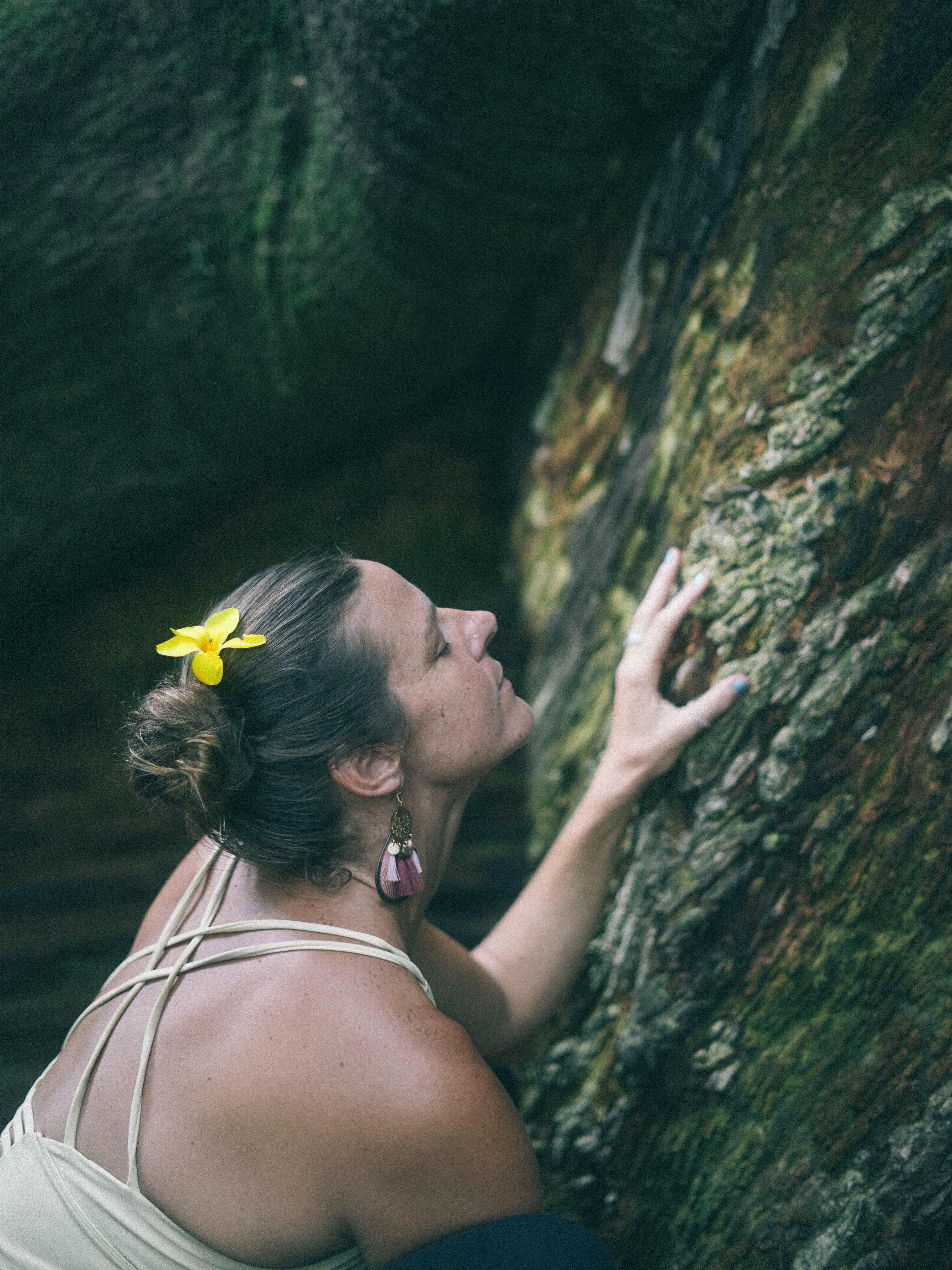 “Put their hands on the earth and remind them of what they came here to be”
~lyrics from @dianacarrmusic
A precious moment of connection with our beloved grandmother tree 💧💚
📸 by the exquisite @lunaausin.photography