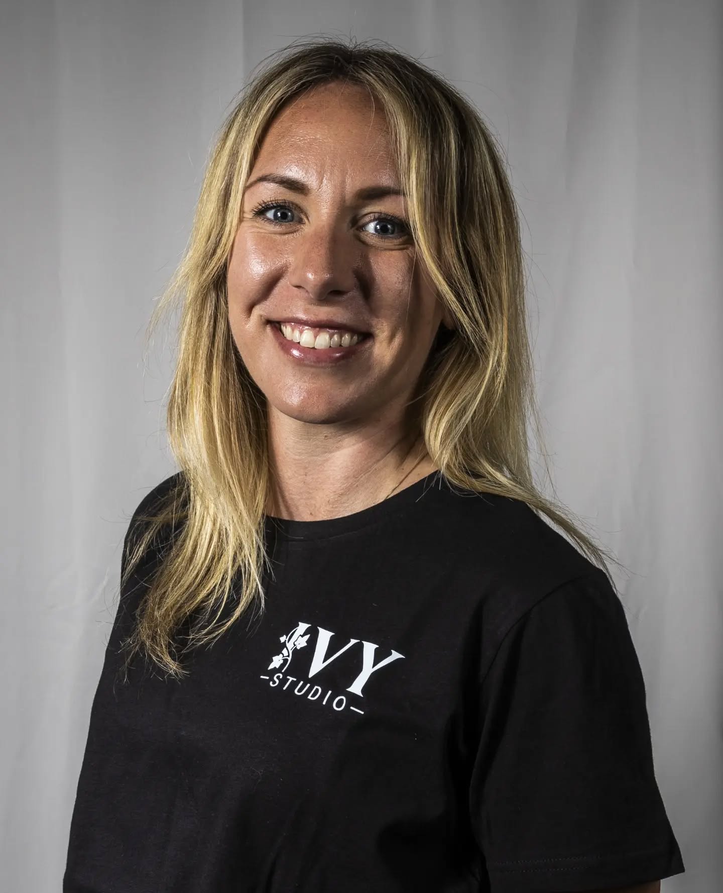 Instruktörspresentation @jrydell
Lär känna mig
• Namn Jessica
• Instruktör Pole
• Hur länge har du tränat Pole? Sedan hösten 2022, literally hooked från första gången
• Vad betyder IVY för dig? IVY är en plats som ger så mycket frihetskänsla i både kropp och knopp, att få dansa, utmanas och utvecklas, och när man till slut lyckas med ett trick är en sån boost att det är beroendeframkallande!
Lite om mig
• Favoritgodis? Kinderchoklad
• Favoritfärg? Blå
• Vad gör du när du inte tränar? Hänger på gymmet, vandrar och upptäcker nya platser i naturen och försöker vara kreativ med pyssliga saker
3 snabba
• Static eller spin? Spinny
• Flexibilitet eller styrka? Styrka
• Tricks eller flow? Svår! Kan inte välja, variation är det bästa!
Avslutning
• Favorittrick: Jade split
• Drömtrick: human flag
• Vad skulle du säga till någon som funderar på att börja med pole/aerial eller annan dansform på IVY?
Alla har varit nybörjare nångång, gör det bara! Du kommer inte att ångra dig!