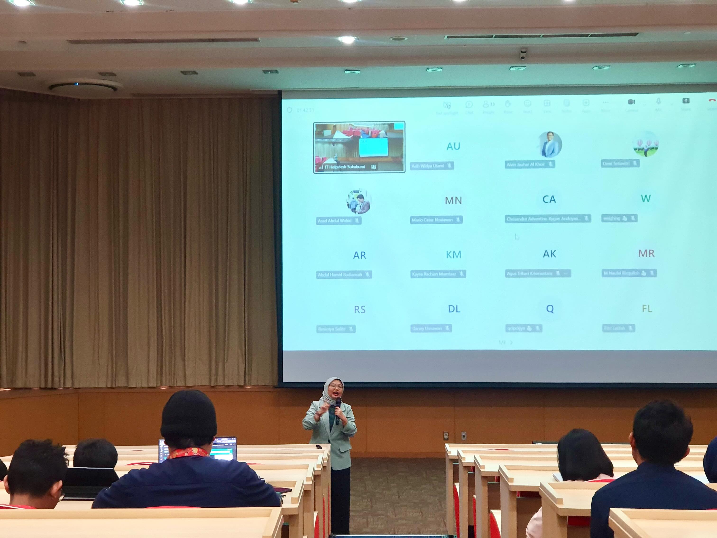 Kegiatan di bulan Juli 2026 bersama Daya.id dari Bank SMBC Indonesia untuk PT Mandom Indonesia dan PT Amerta Indah Otsuka (Sukabumi) mengenai literasi keuangan khususnya sandwich generation.
Rumus B.I.J.A.K yang diterapkan dimulai dari Buka bedah kondisi keuangan, Imbangi risiko dan keamanan finansial, Jalin komunikasi terbuka, Atur investasi di tengah keterbatasan kondisi terjepit, Kunci masa depan dengan dana pensiun untuk memutus rantai sandwich generation.
Menjadi sandwich generation memang perjuangan seumur hidup, tapi di balik itu insyaallah ada doa dan keberkahan orang tua yang menyertai. Salam semangat.
#sandwichgeneration #seminarkeuangan #cfp #literasikeuangan #financialplanner