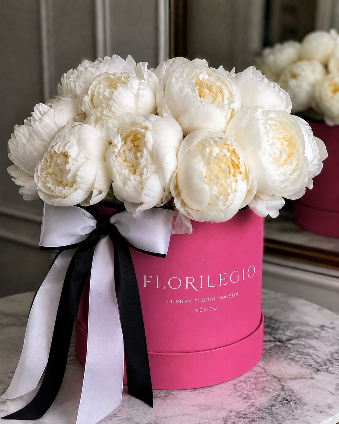 Hay personas a las que regalarles flores no es suficiente.
Porque ya han recibido rosas, bouquets y muchos regalos bonitos. Entonces aparece la pregunta: ¿qué le regalo para sorprenderla de verdad?
Nosotros elegiríamos peonías. 🤍
Peonías blancas, grandes, delicadas y extraordinarias, reunidas en un box rosa que convierte el arreglo en algo difícil de olvidar.
No es un regalo para cumplir.
Es un regalo para provocar ese “wow” cuando lo recibe.
Diseños exclusivos con peonías en Polanco y CDMX, creados por Florilegio y entregados directamente a esa persona especial.
Florilegio — Luxury Floral Maison.
#PeoniasPolanco #PeoniasCDMX #PeoniasBlancas #FloresPolanco #FloresDeLujo RegalosPolanco